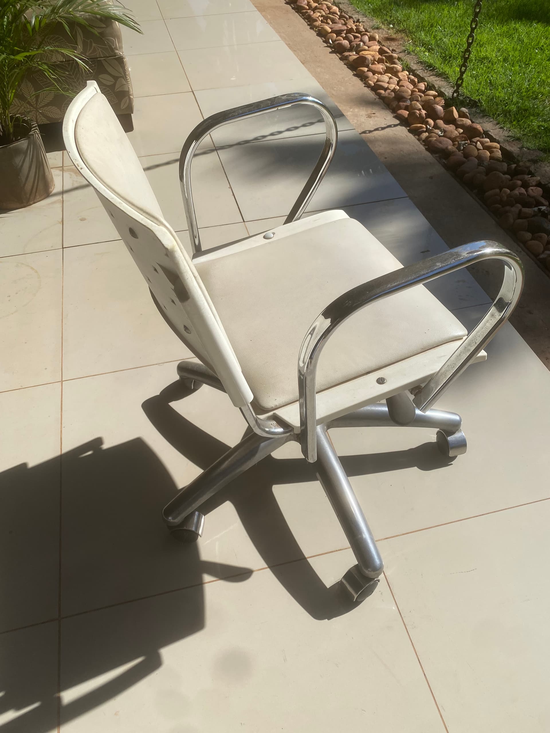 Photo by https://trato-hecho.nyc3.digitaloceanspaces.com/nextImages/(1)-2-sillas-de-escritorio-IMG_5245.jpeg