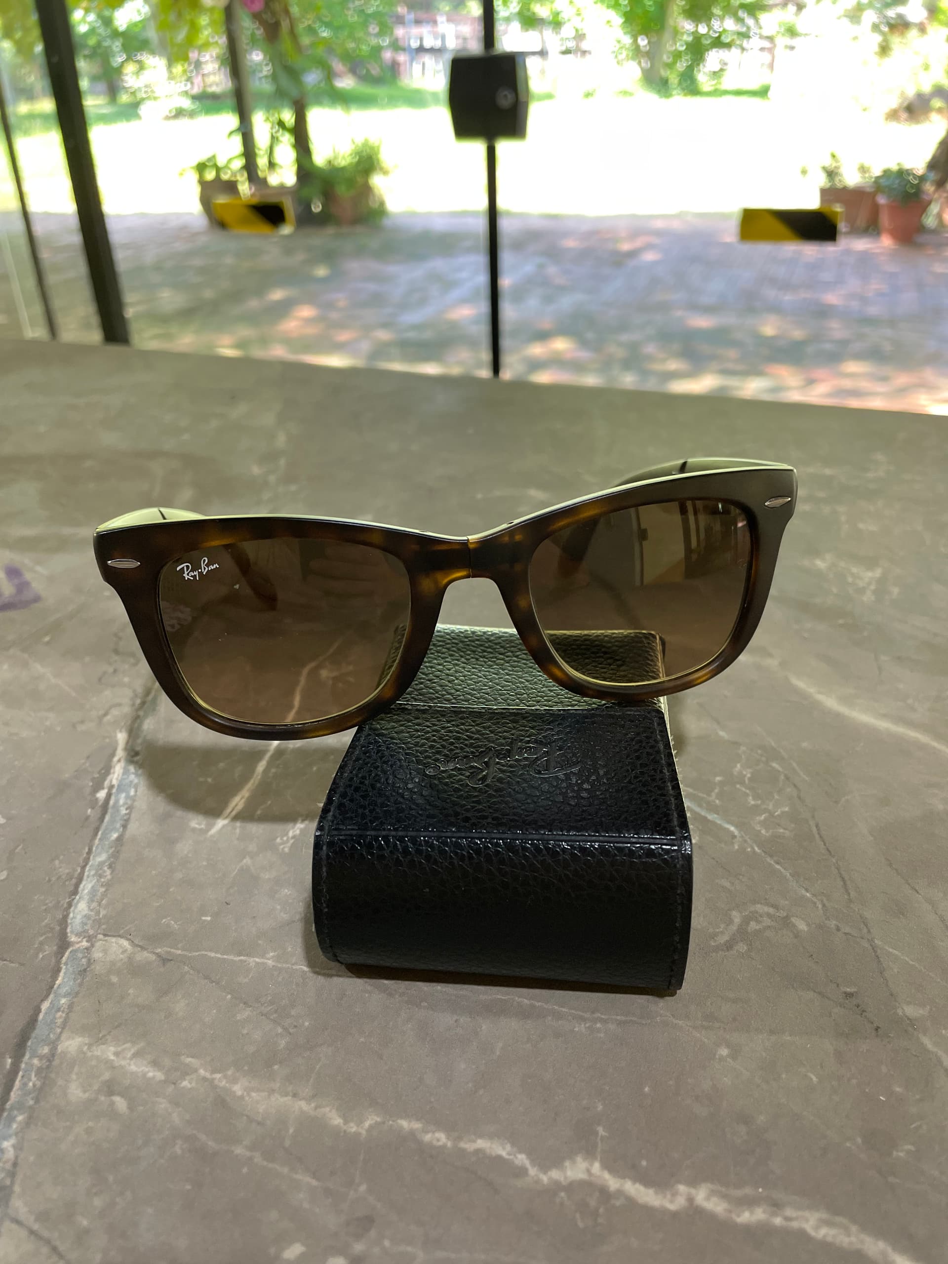 Photo by https://trato-hecho.nyc3.digitaloceanspaces.com/nextImages/(1)-anteojos-ray-ban-IMG_3251.jpeg