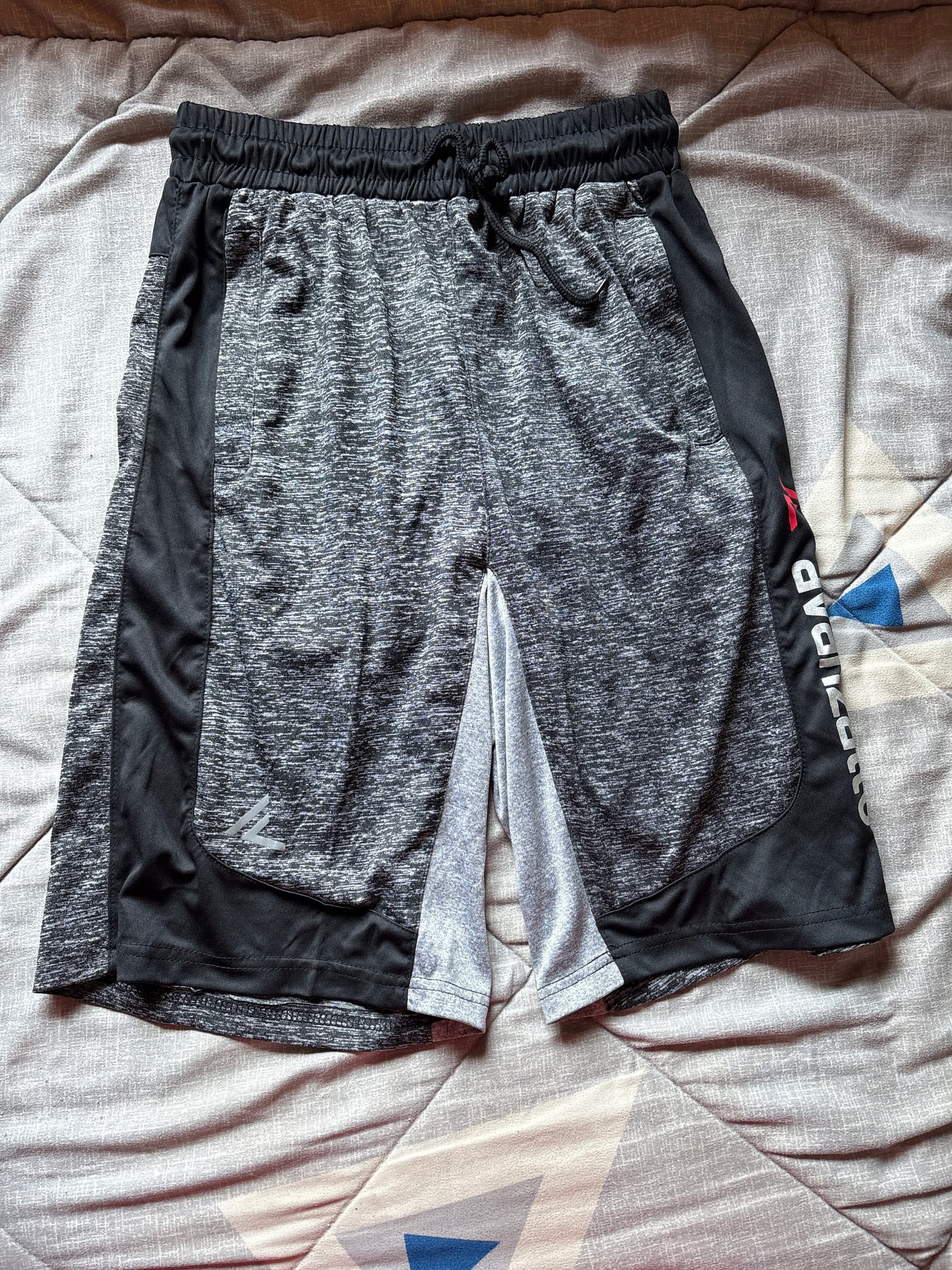 Photo by https://trato-hecho.nyc3.digitaloceanspaces.com/nextImages/(1)-bermuda-deportiva-gris-image.jpg