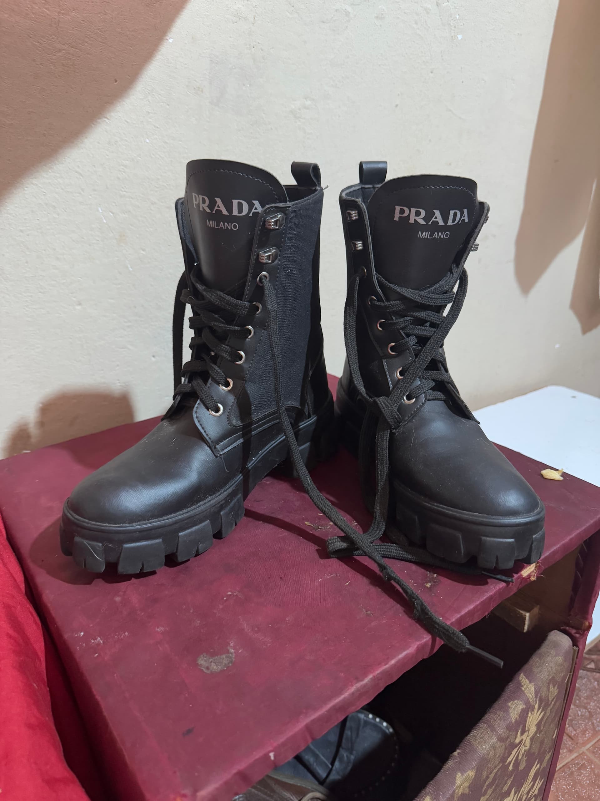 Photo by https://trato-hecho.nyc3.digitaloceanspaces.com/nextImages/(1)-bota-negra-prada-IMG_6963.jpeg