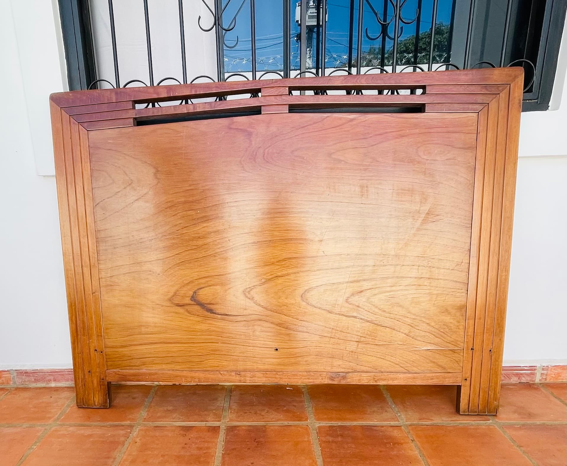 Photo by https://trato-hecho.nyc3.digitaloceanspaces.com/nextImages/(1)-cabecera-de-madera-IMG_7576.jpeg
