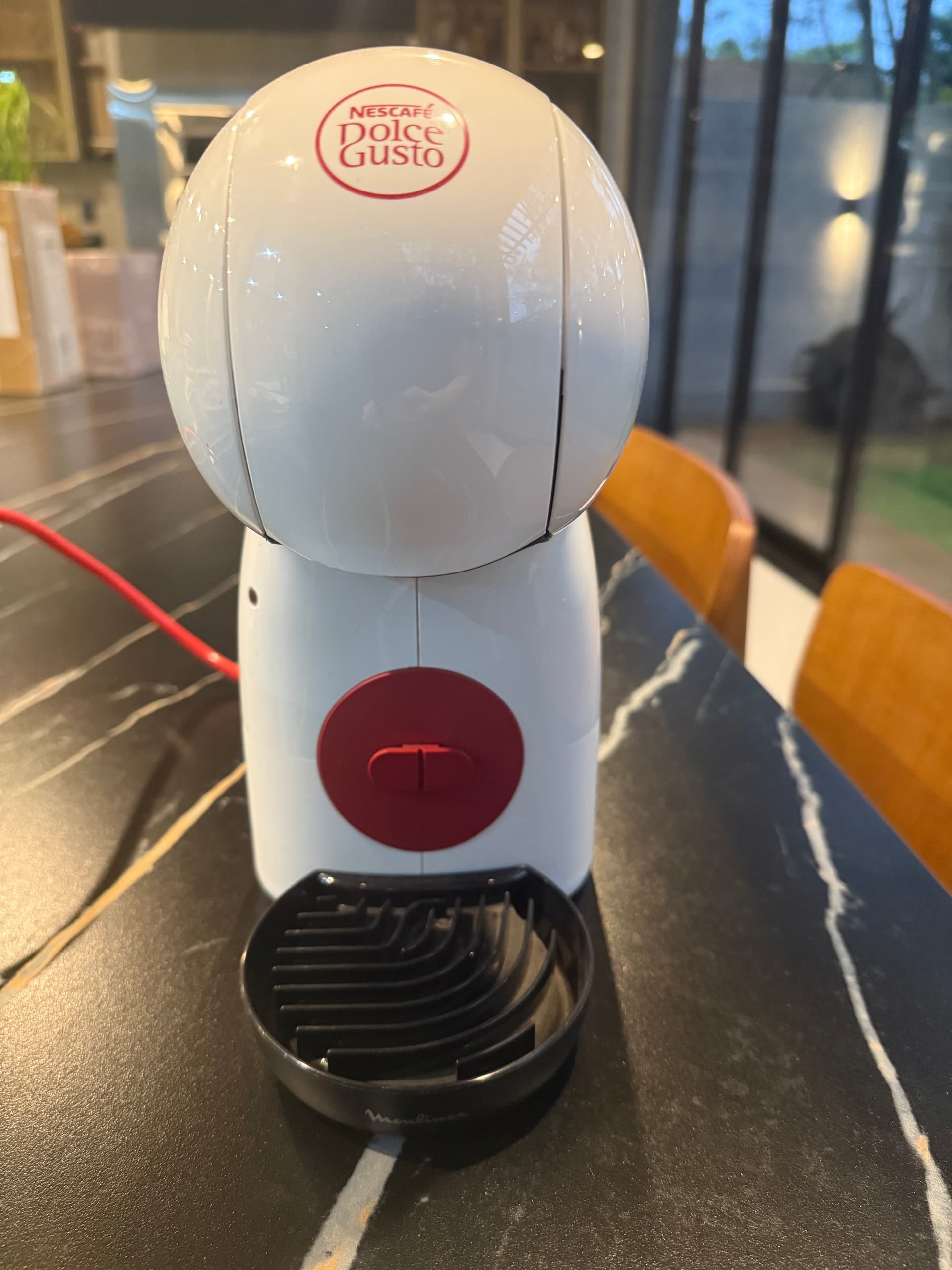 Photo by https://trato-hecho.nyc3.digitaloceanspaces.com/nextImages/(1)-cafetera-dolce-gusto-3-IMG_4161.jpeg