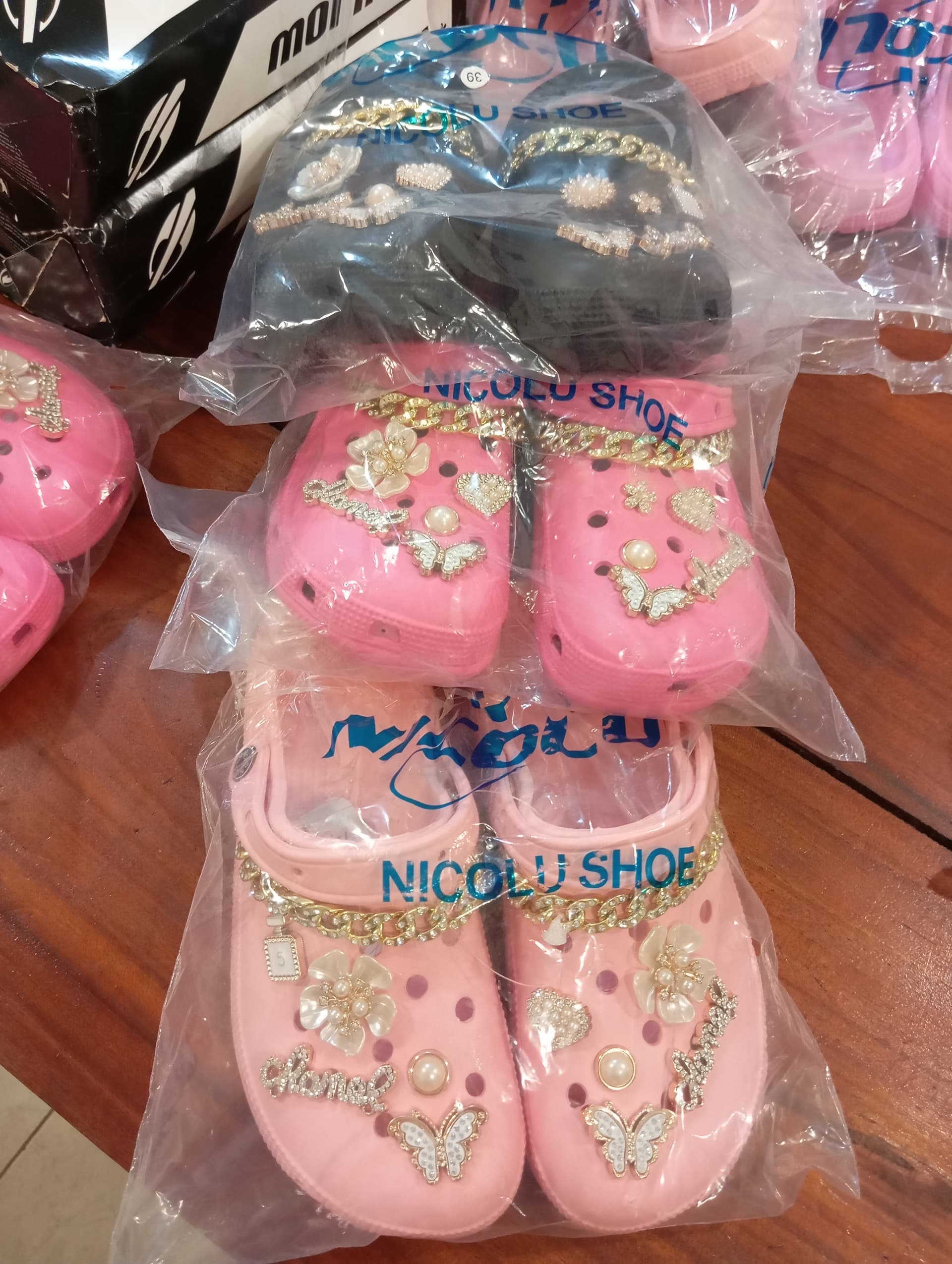 Photo by https://trato-hecho.nyc3.digitaloceanspaces.com/nextImages/(1)-crocs-IMG_20260123_164506.jpg
