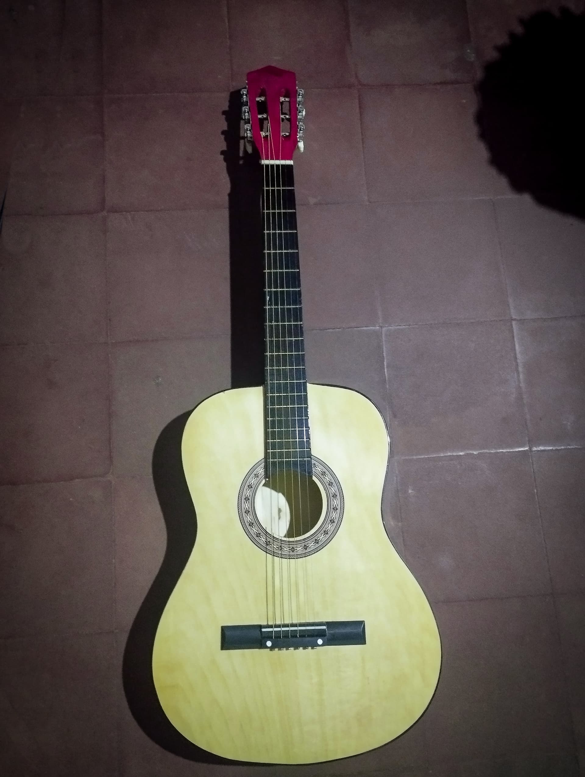 Photo by https://trato-hecho.nyc3.digitaloceanspaces.com/nextImages/(1)-guitarra-clsica-1-1728927456277.jpg