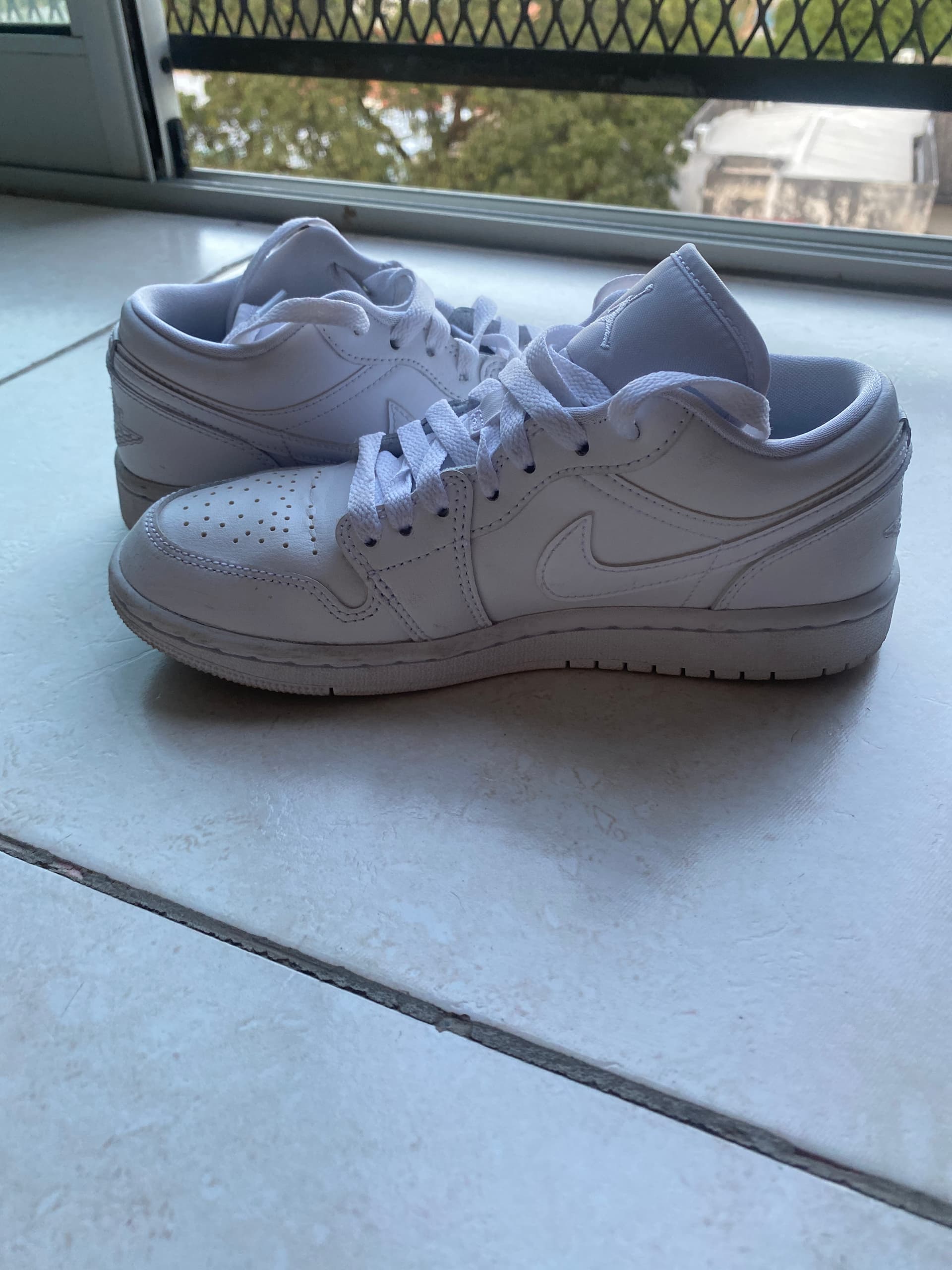 Photo by https://trato-hecho.nyc3.digitaloceanspaces.com/nextImages/(1)-jordan-nike-image.jpg
