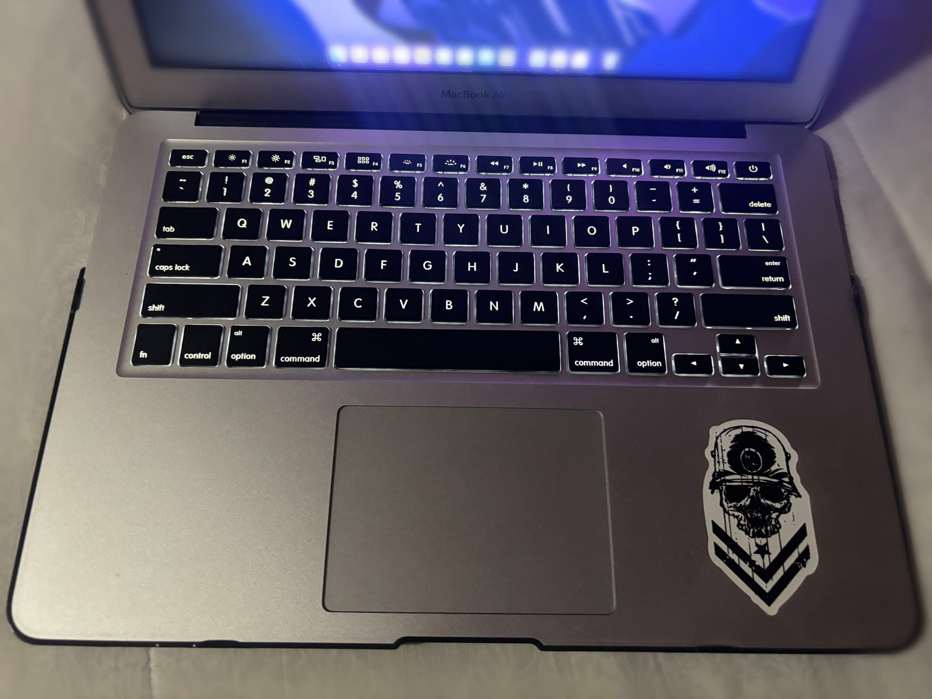 Photo by https://trato-hecho.nyc3.digitaloceanspaces.com/nextImages/(1)-macbook-air-2017-2-IMG_4422.jpeg