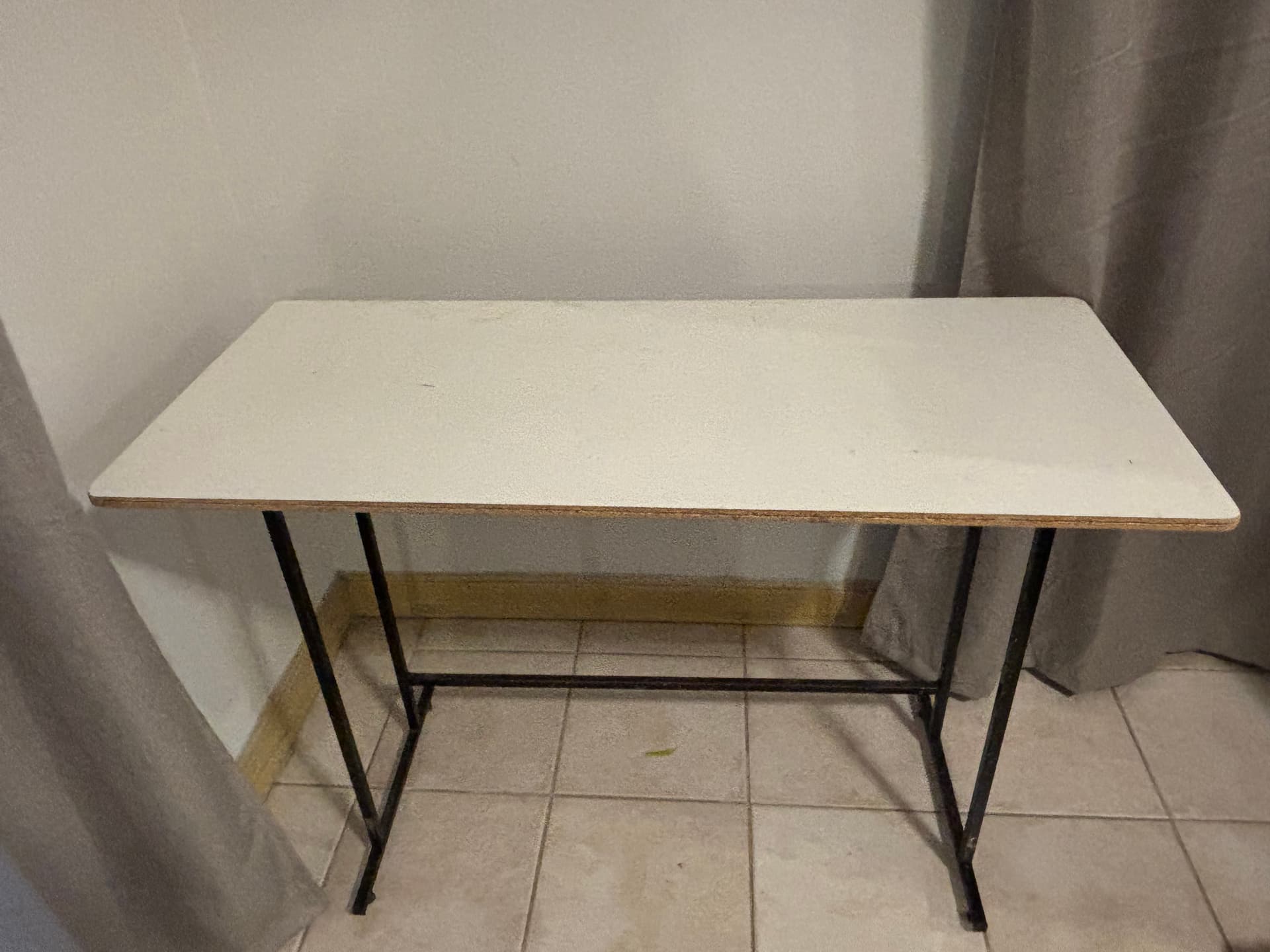 Photo by https://trato-hecho.nyc3.digitaloceanspaces.com/nextImages/(1)-mesa-de-computadora-IMG_3679.jpeg