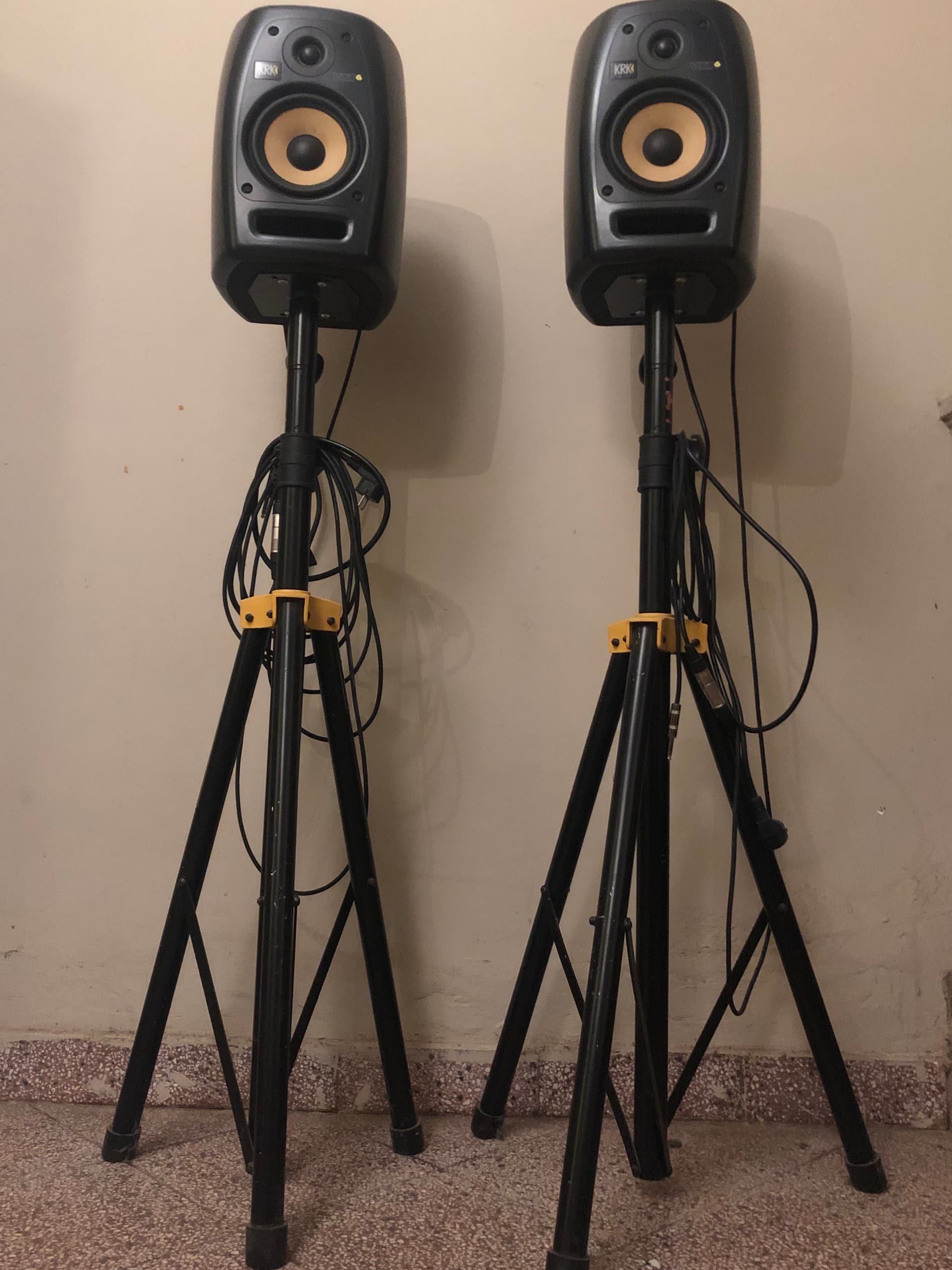 Photo by https://trato-hecho.nyc3.digitaloceanspaces.com/nextImages/(1)-monitor-krk-vxt-6-IMG_1394.jpeg
