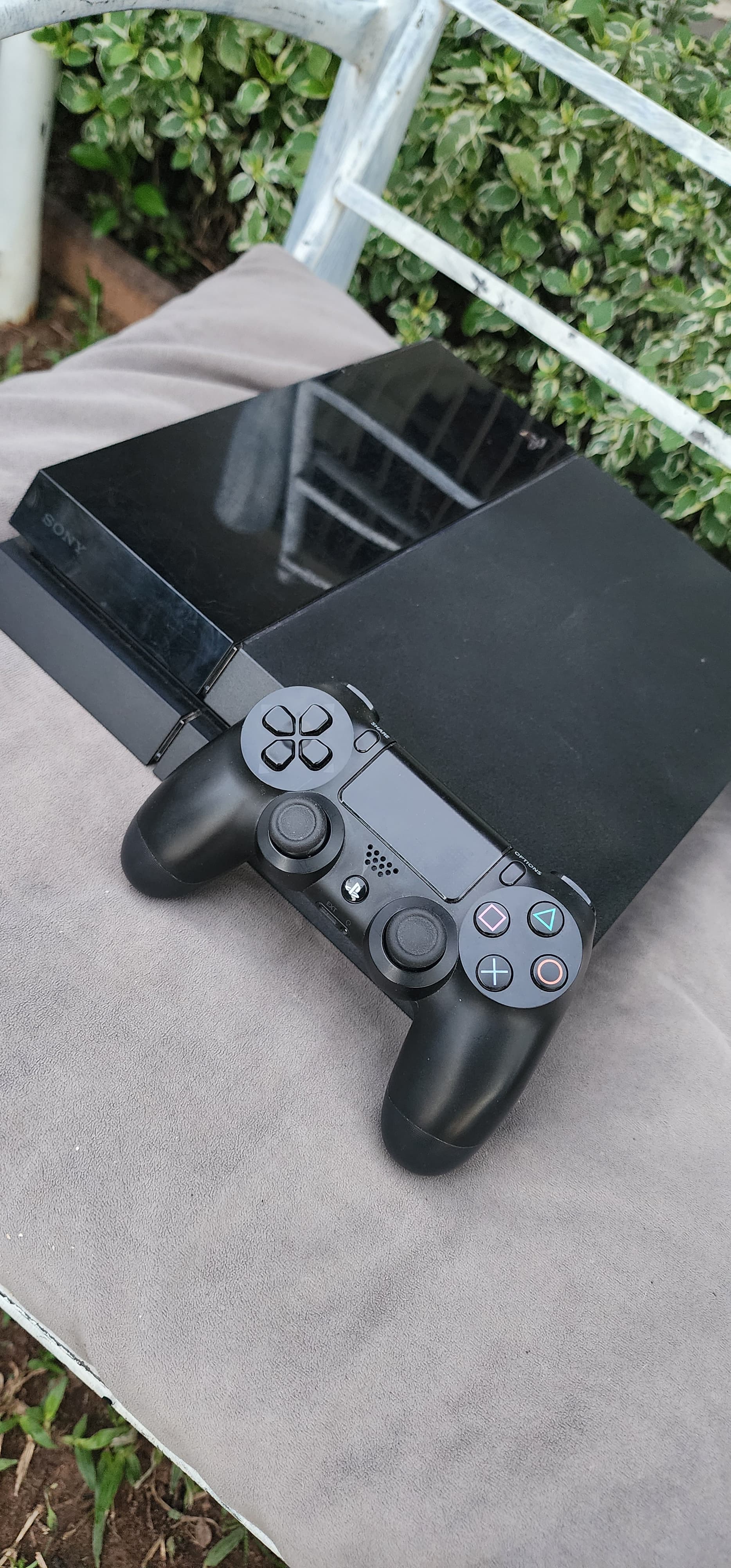 Photo by https://trato-hecho.nyc3.digitaloceanspaces.com/nextImages/(1)-ps4-de-500gb-1-20250826_183031.jpg