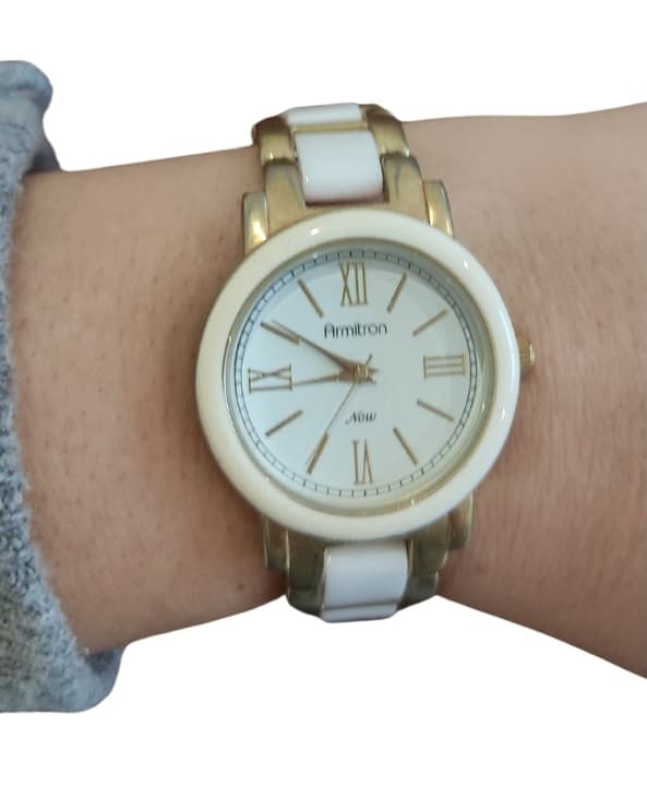 Photo by https://trato-hecho.nyc3.digitaloceanspaces.com/nextImages/(1)-reloj-armitron-us-8.jpg