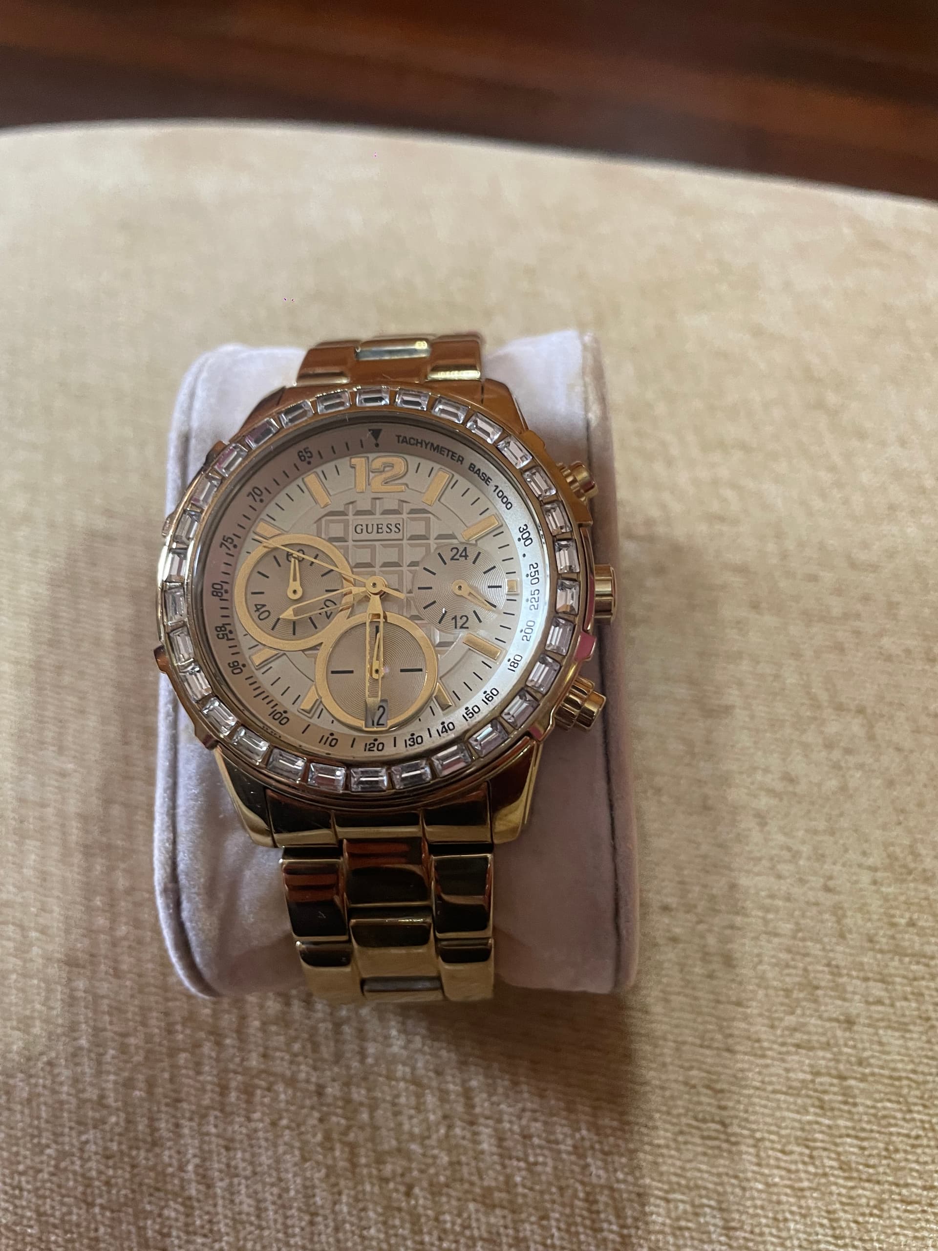 Photo by https://trato-hecho.nyc3.digitaloceanspaces.com/nextImages/(1)-reloj-guess-1-IMG_5314.jpeg