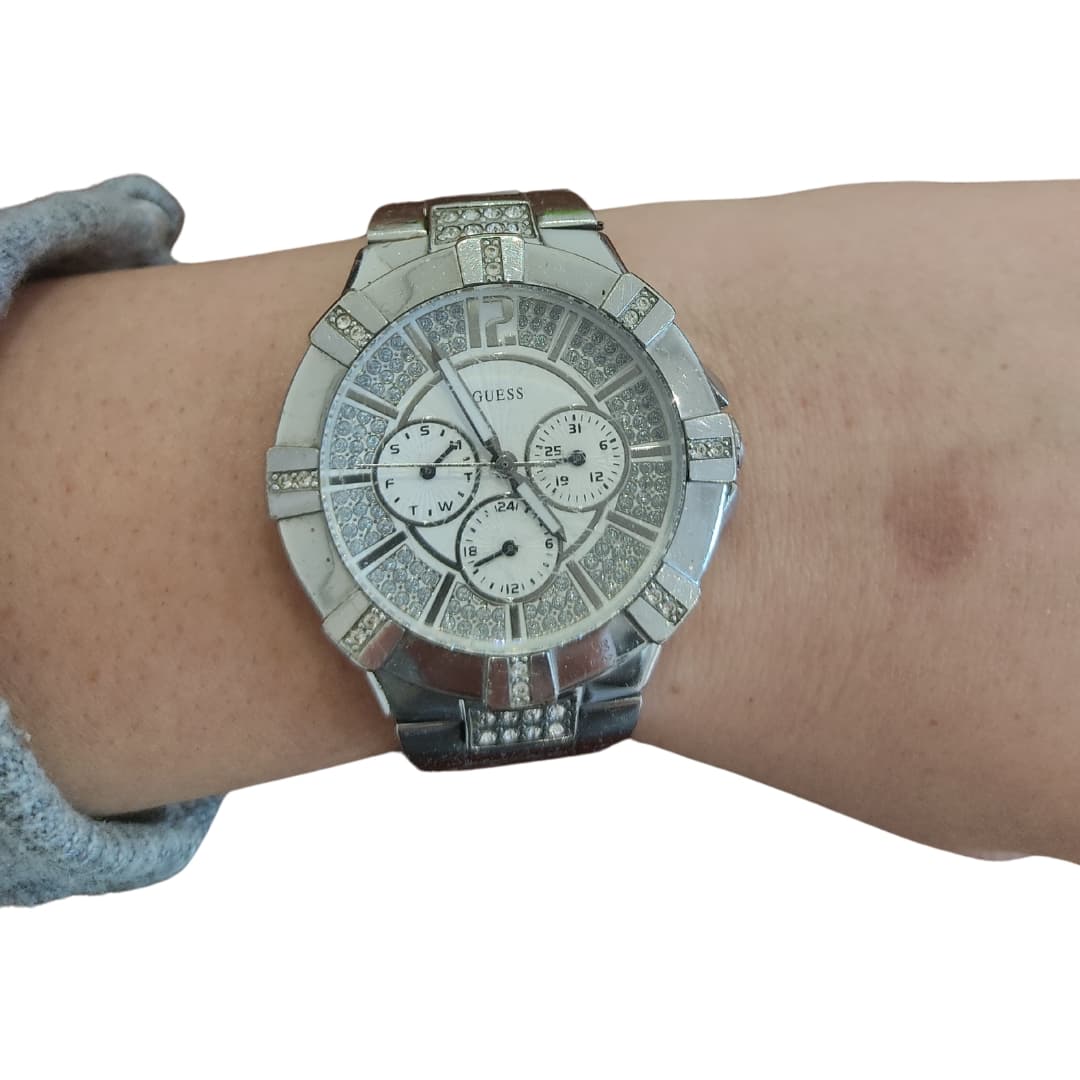 Photo by https://trato-hecho.nyc3.digitaloceanspaces.com/nextImages/(1)-reloj-guess-mujer-14.jpg