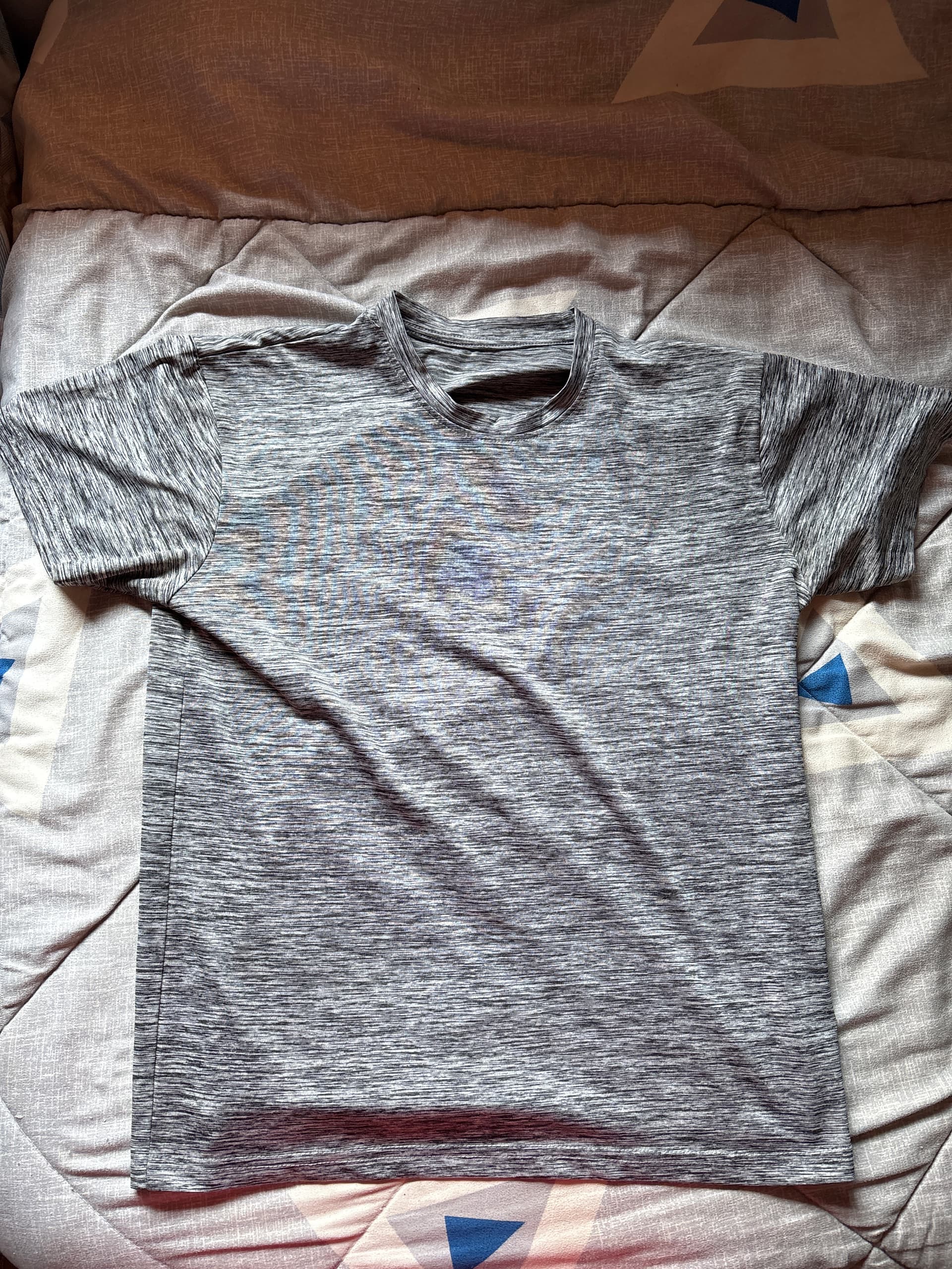 Photo by https://trato-hecho.nyc3.digitaloceanspaces.com/nextImages/(1)-remera-deportiva-gris-image.jpg