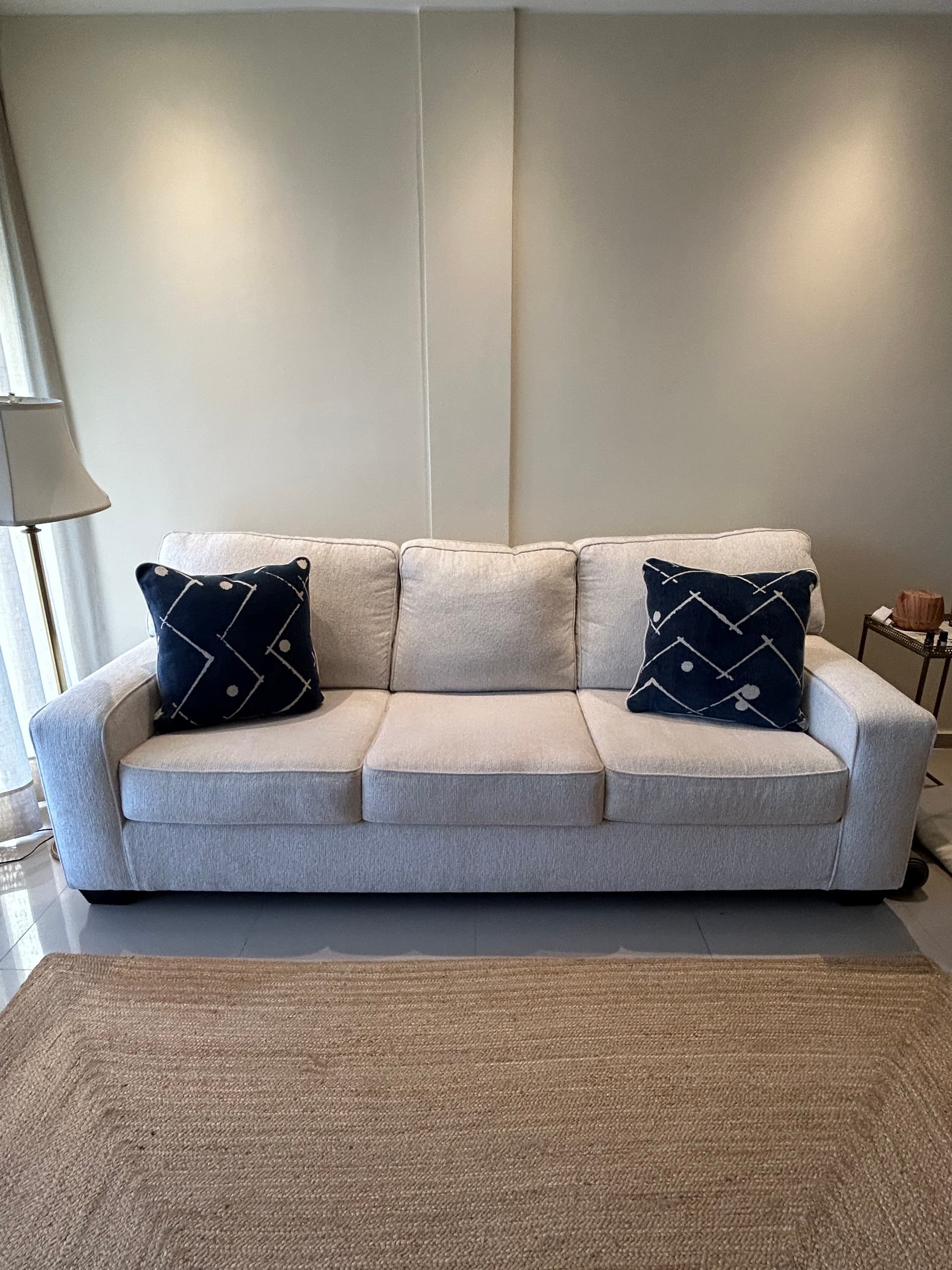 Photo by https://trato-hecho.nyc3.digitaloceanspaces.com/nextImages/(1)-sofa-ashley-furniture-IMG_5466.jpeg