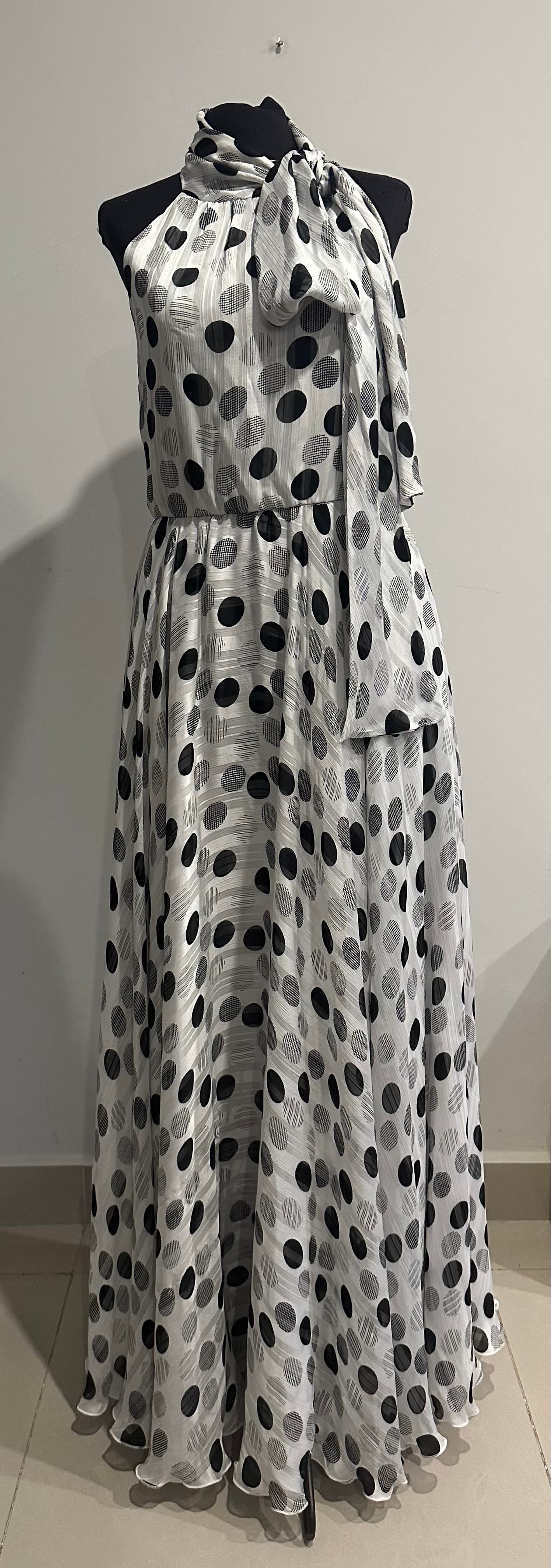 Photo by https://trato-hecho.nyc3.digitaloceanspaces.com/nextImages/(1)-vestido-de-fiesta-6-VEST MOTAS.jpeg