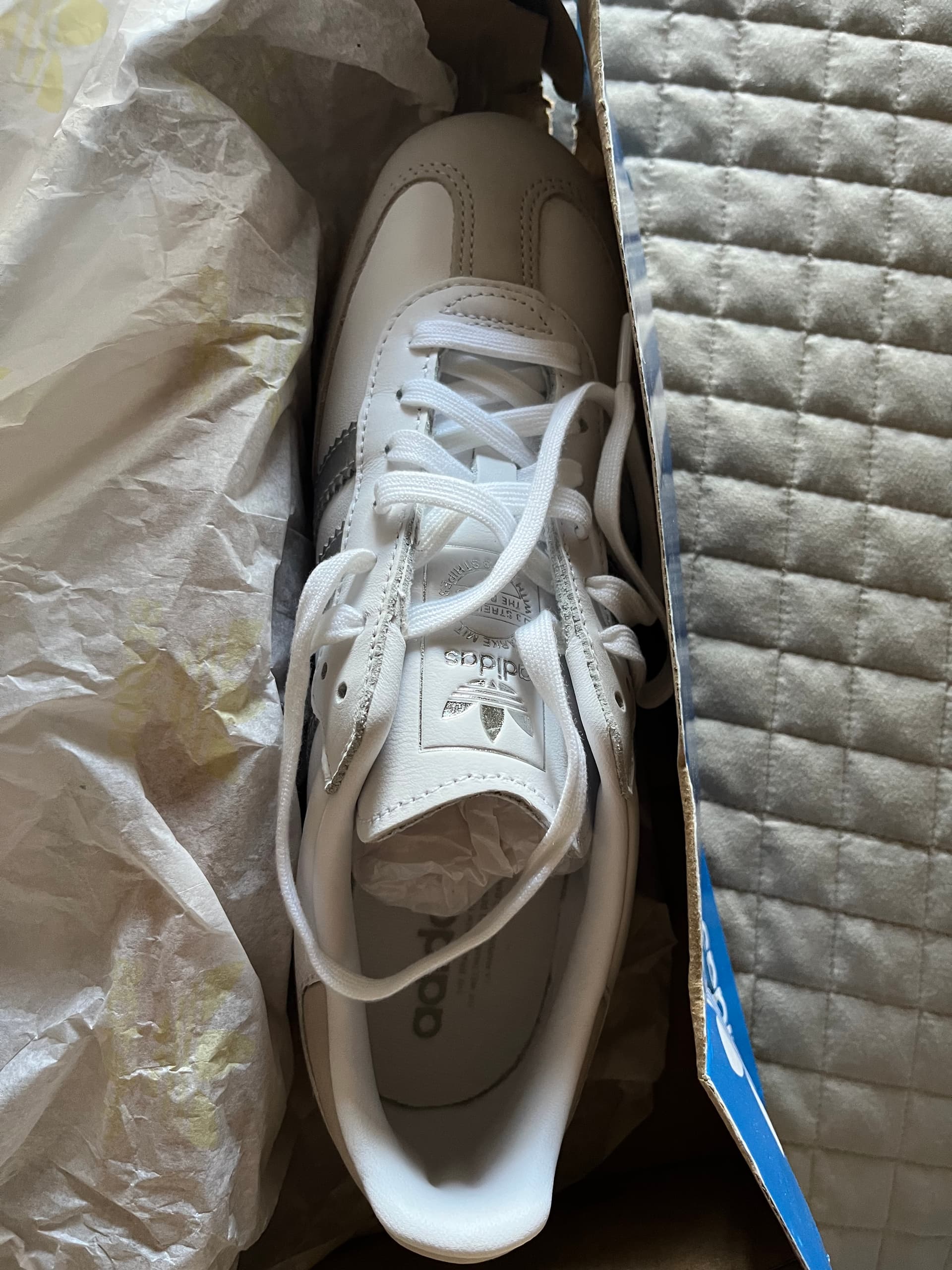Photo by https://trato-hecho.nyc3.digitaloceanspaces.com/nextImages/(2)-adidas-samba-IMG_2743.jpeg