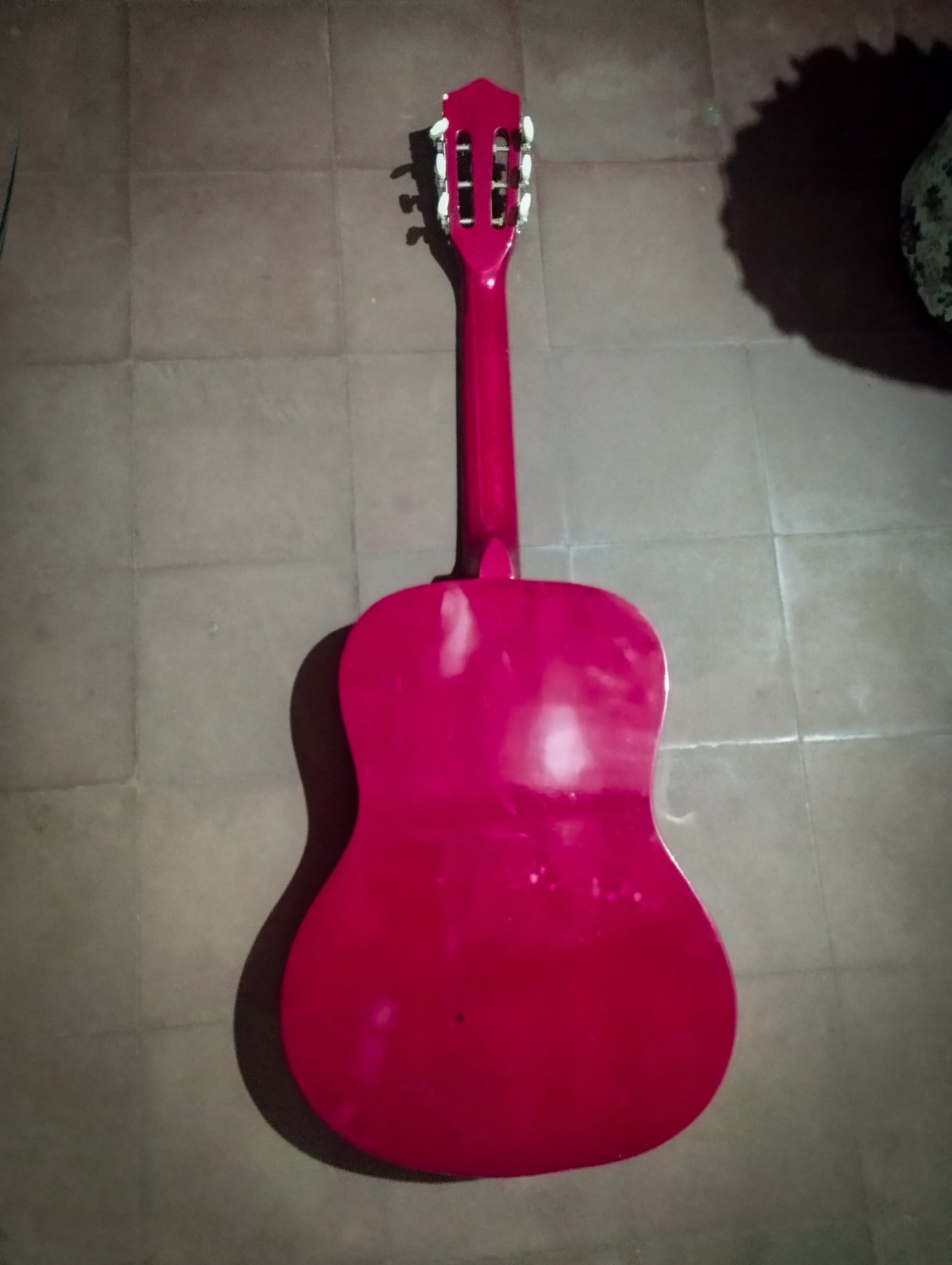 Photo by https://trato-hecho.nyc3.digitaloceanspaces.com/nextImages/(2)-guitarra-clsica-1-1728927465458.jpg
