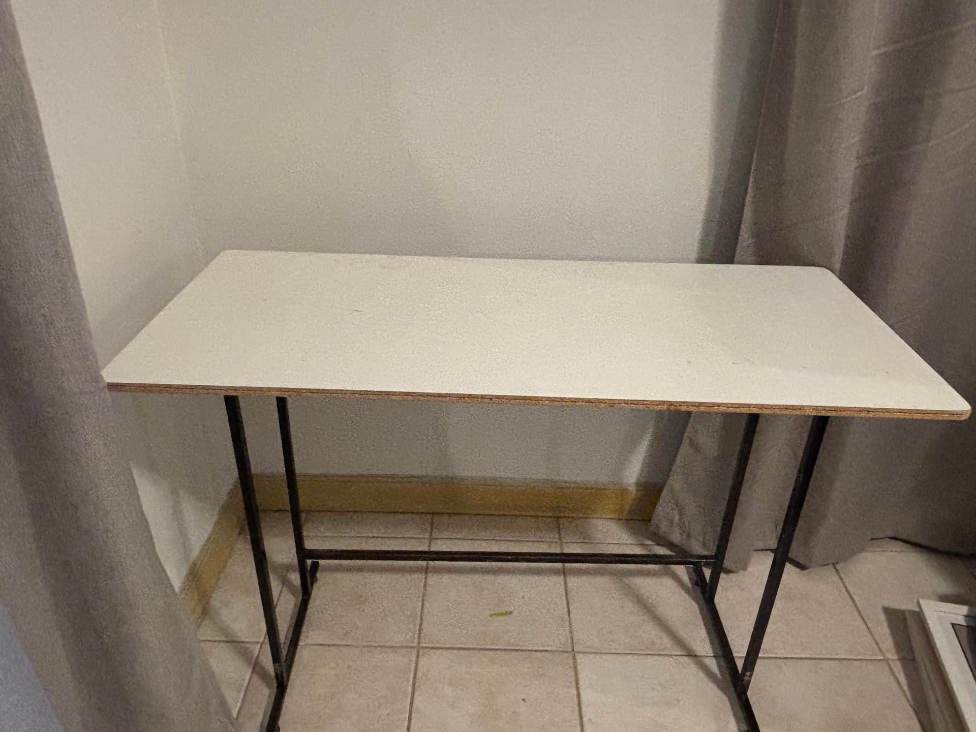 Photo by https://trato-hecho.nyc3.digitaloceanspaces.com/nextImages/(2)-mesa-de-computadora-IMG_3677.jpeg