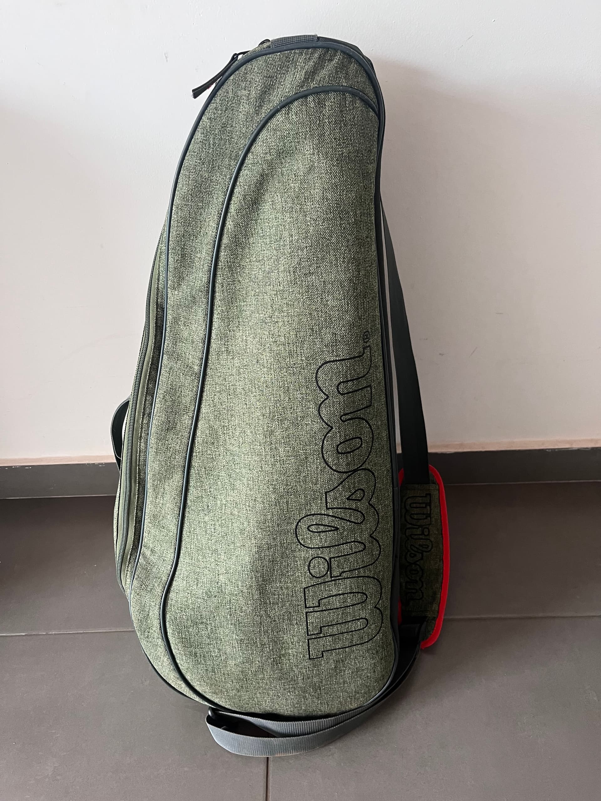 Photo by https://trato-hecho.nyc3.digitaloceanspaces.com/nextImages/(2)-mochila-tenis-wilson-IMG_0365.jpeg