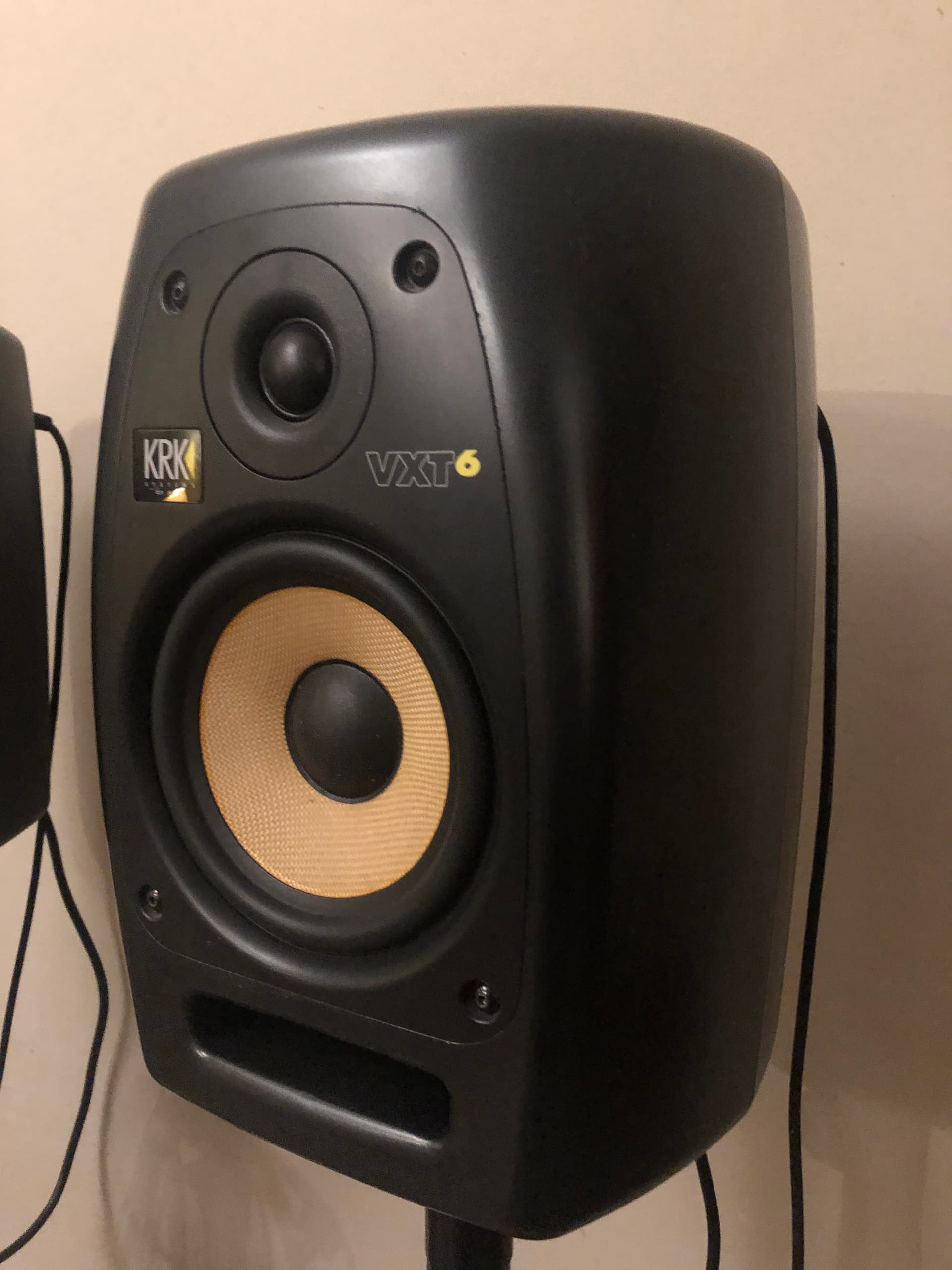 Photo by https://trato-hecho.nyc3.digitaloceanspaces.com/nextImages/(2)-monitor-krk-vxt-6-IMG_1397.jpeg