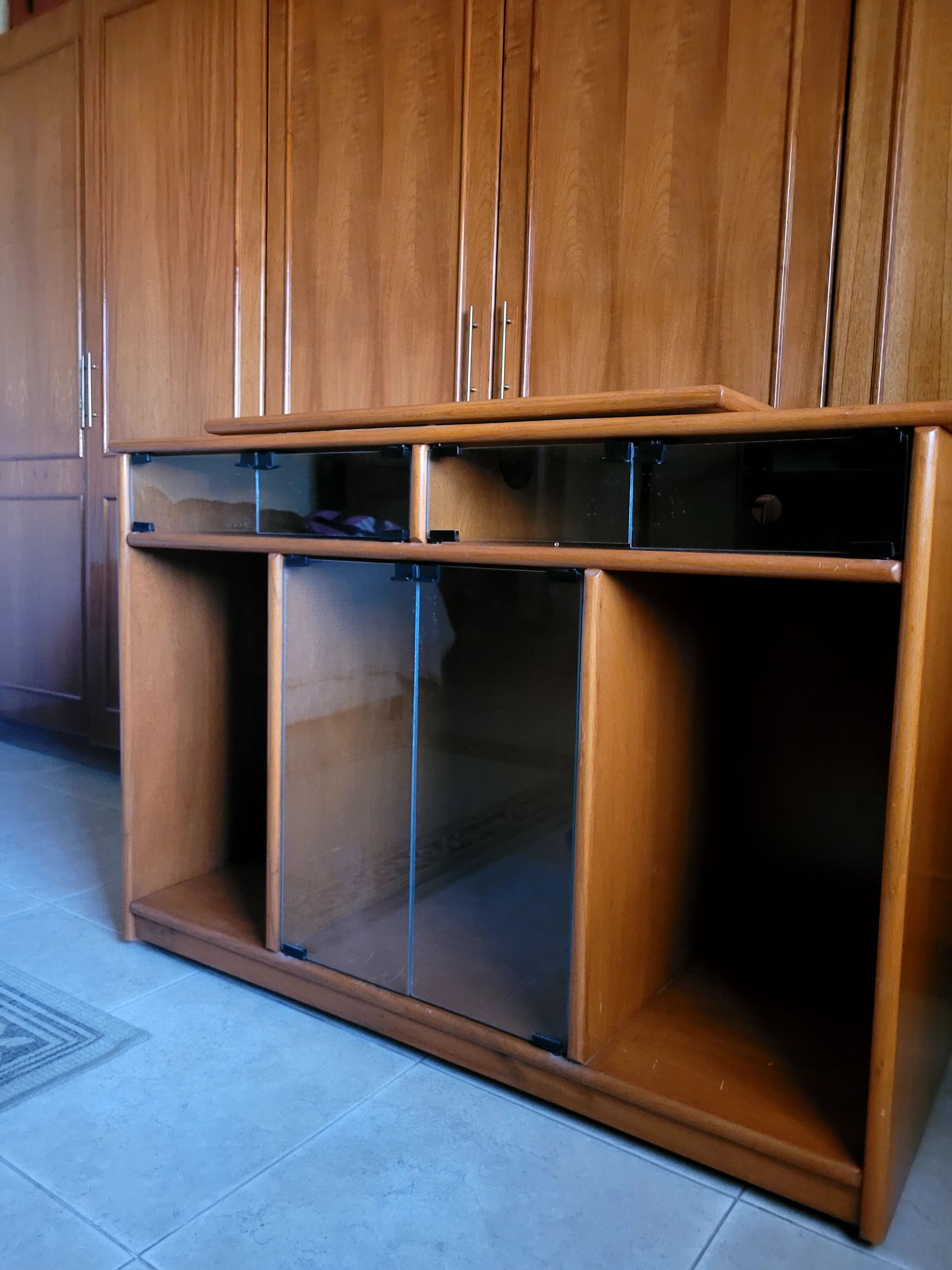 Photo by https://trato-hecho.nyc3.digitaloceanspaces.com/nextImages/(2)-mueble-de-tv-4-20250428_075952.jpg
