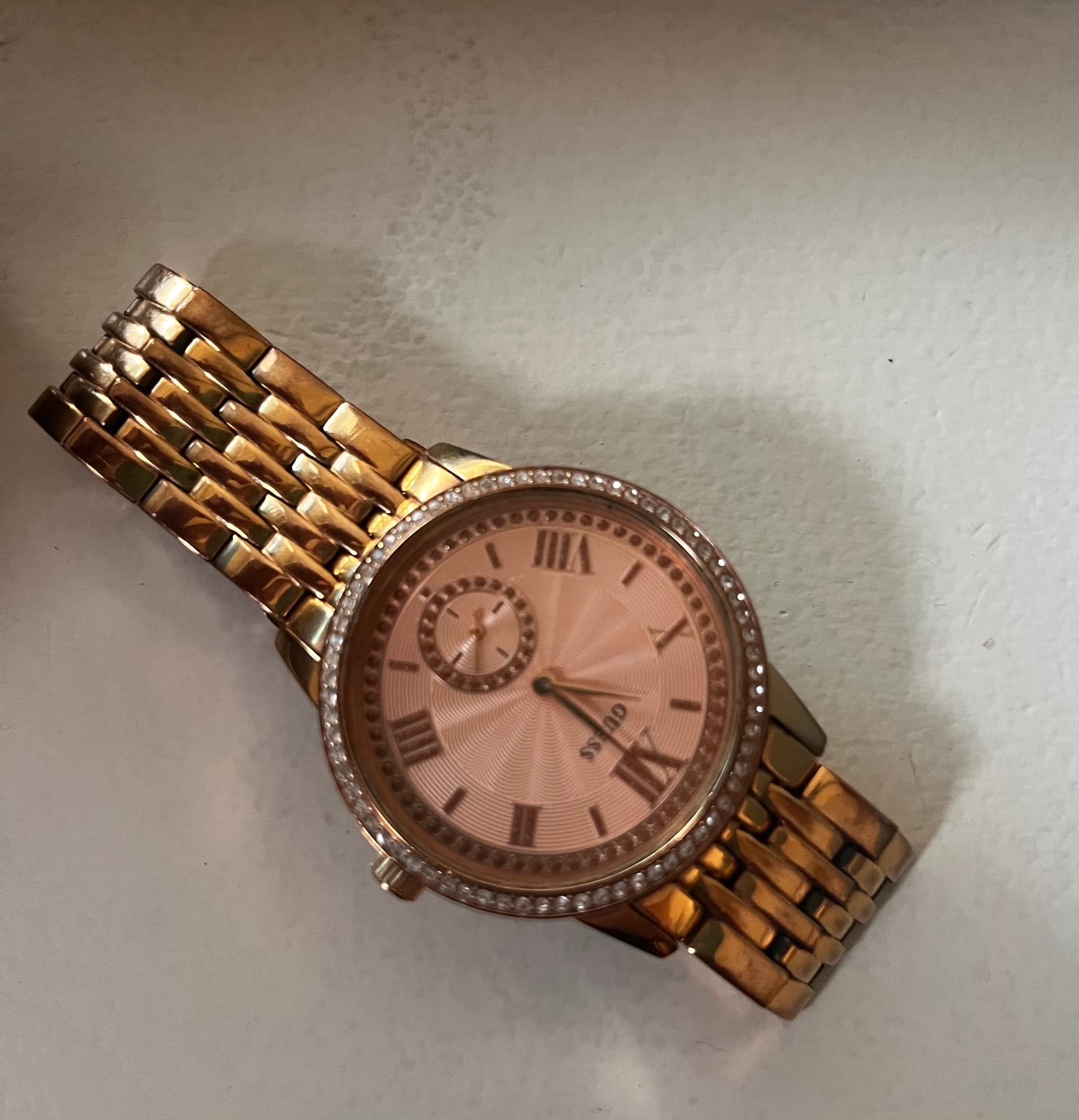 Photo by https://trato-hecho.nyc3.digitaloceanspaces.com/nextImages/(2)-reloj-dama-guess-IMG_9084.jpeg