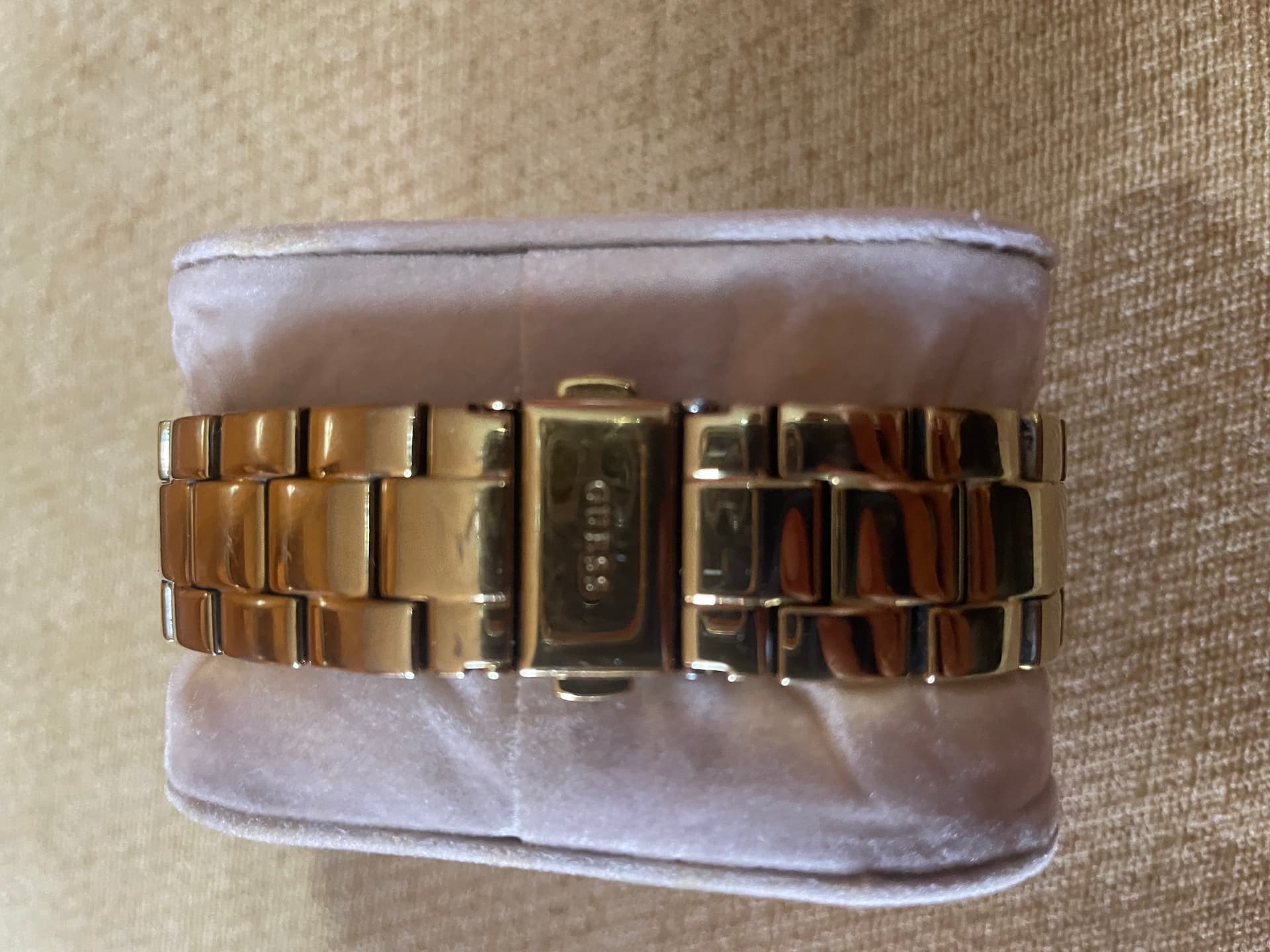 Photo by https://trato-hecho.nyc3.digitaloceanspaces.com/nextImages/(2)-reloj-guess-1-IMG_5312.jpeg