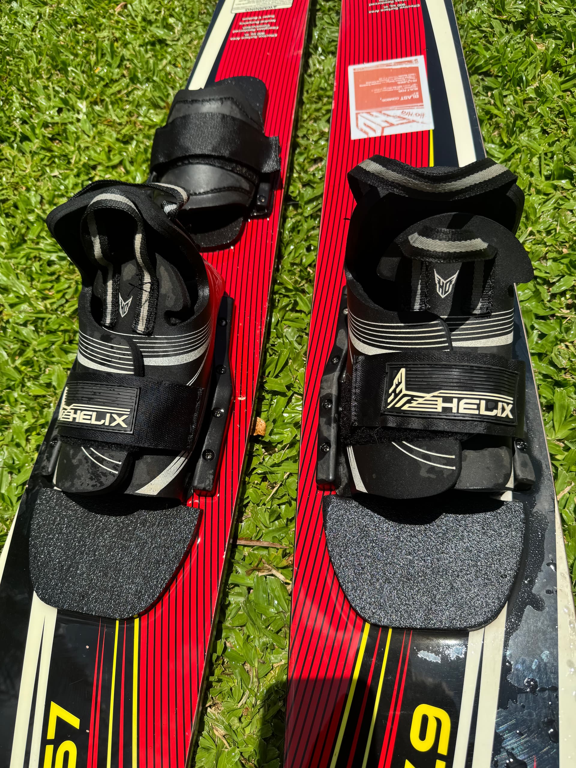 Photo by https://trato-hecho.nyc3.digitaloceanspaces.com/nextImages/(2)-skis-acsticos-ho-IMG_3126.jpeg