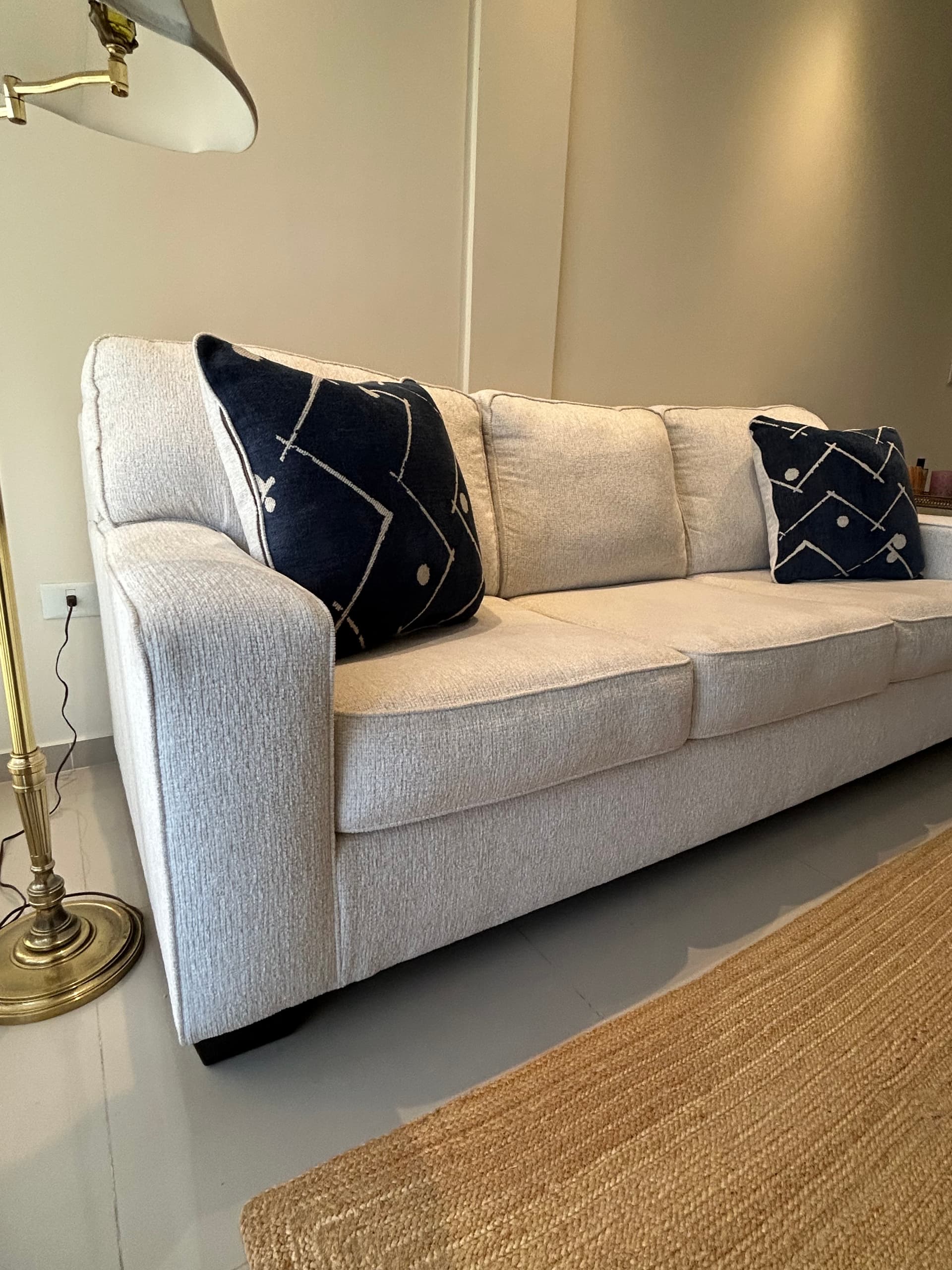Photo by https://trato-hecho.nyc3.digitaloceanspaces.com/nextImages/(2)-sofa-ashley-furniture-IMG_5468.jpeg