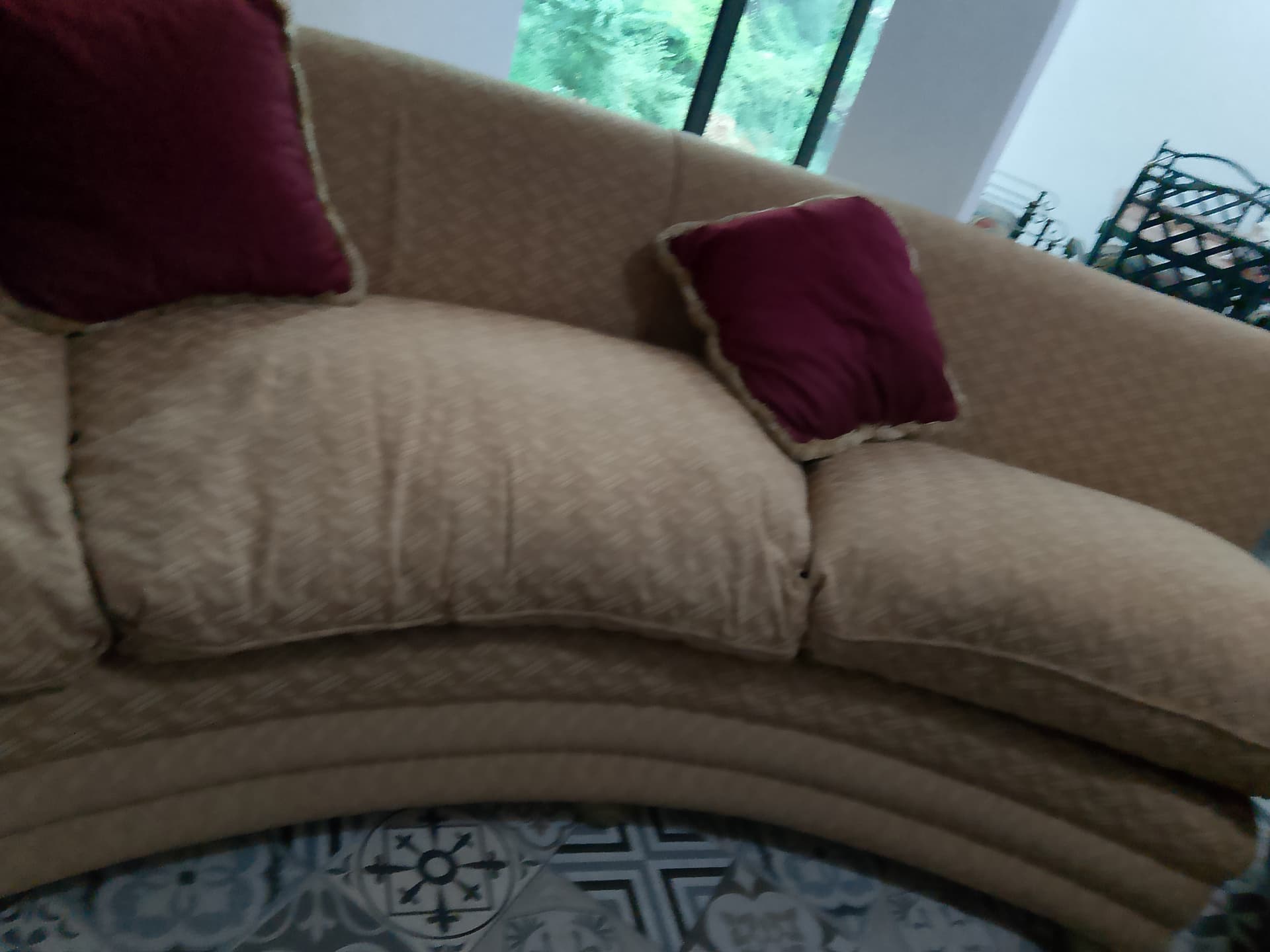 Photo by https://trato-hecho.nyc3.digitaloceanspaces.com/nextImages/(2)-sofa-curvo-IMG_20241208_152047.jpg