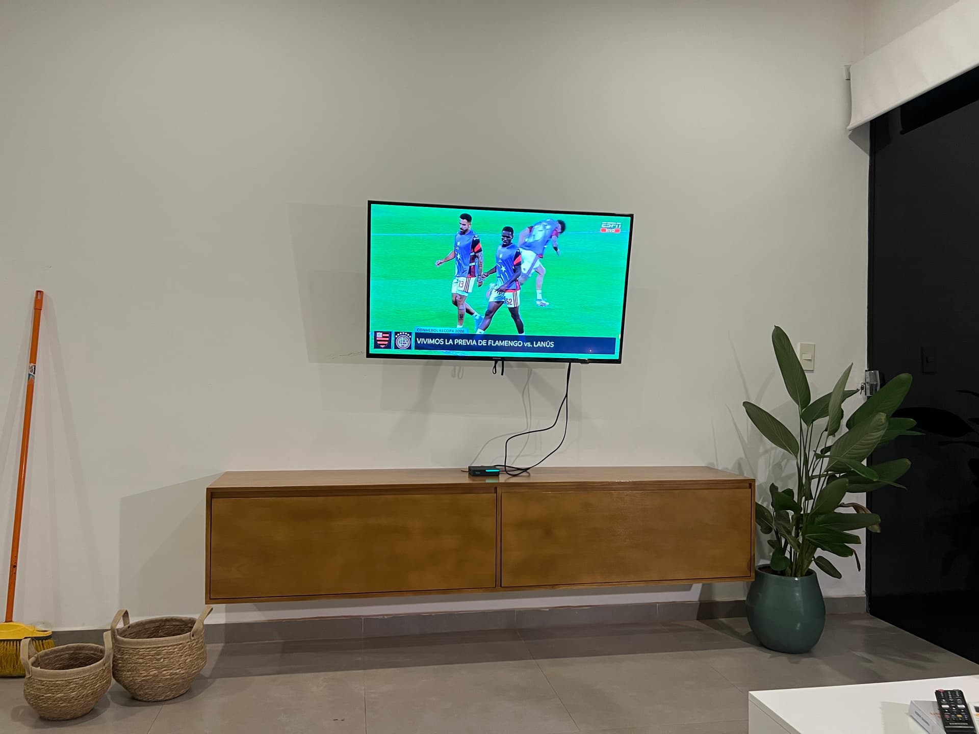 Photo by https://trato-hecho.nyc3.digitaloceanspaces.com/nextImages/(2)-vendo-rack-para-tv-2-IMG_9318.jpeg