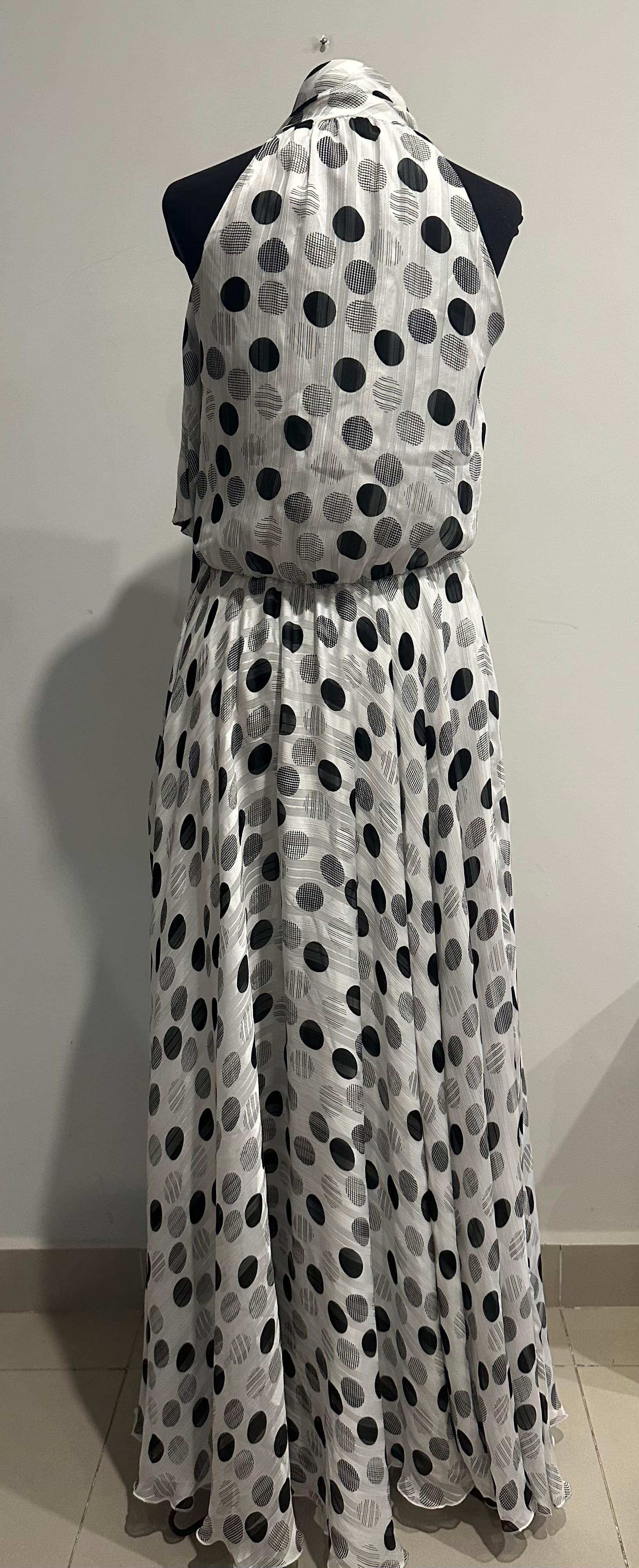 Photo by https://trato-hecho.nyc3.digitaloceanspaces.com/nextImages/(2)-vestido-de-fiesta-6-VEST MOTAS2.jpeg