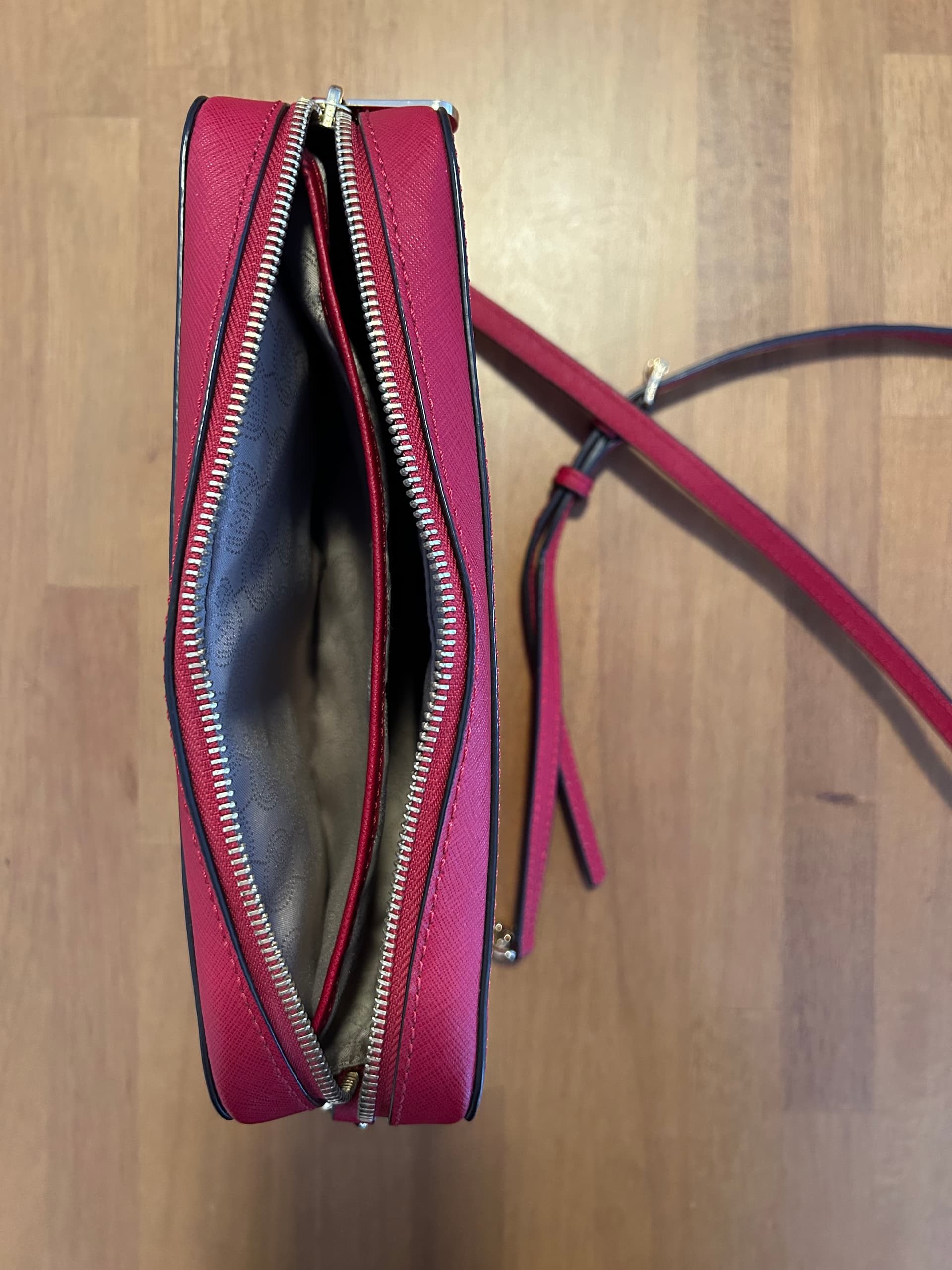 Photo by https://trato-hecho.nyc3.digitaloceanspaces.com/nextImages/(3)-cartera-michael-kors-IMG_3898.jpeg