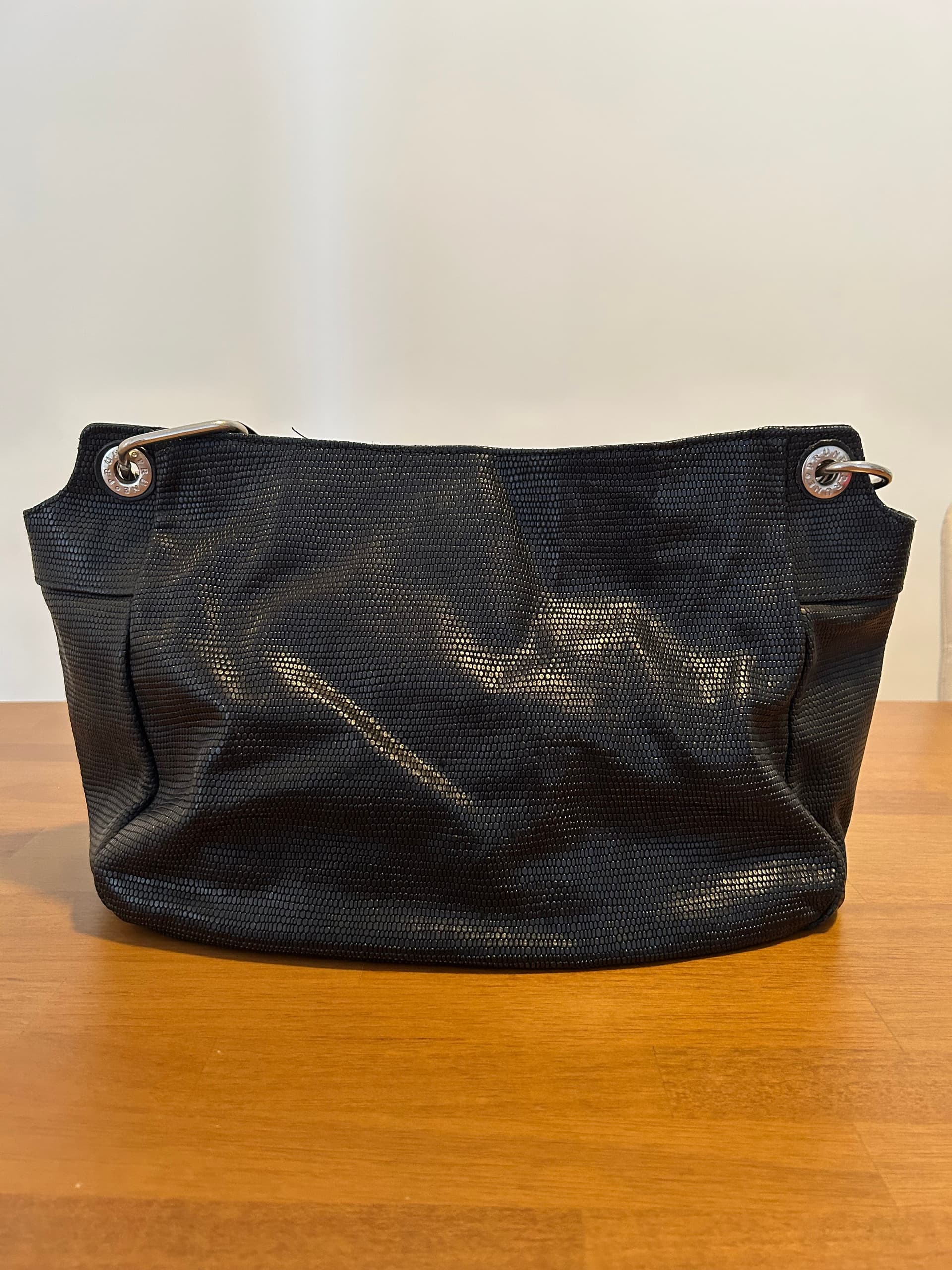 Photo by https://trato-hecho.nyc3.digitaloceanspaces.com/nextImages/(3)-cartera-prne-1-IMG_3893.jpeg