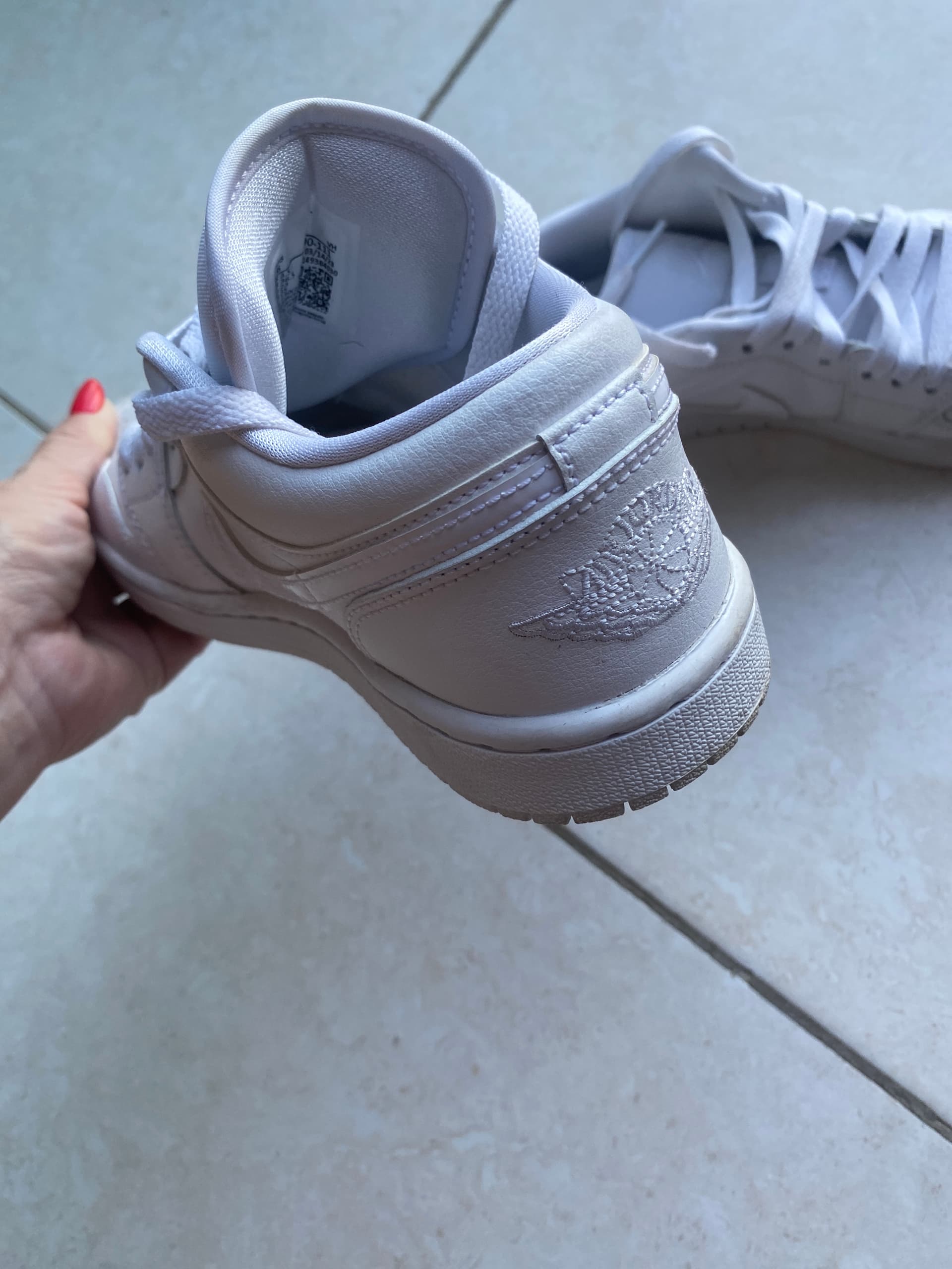 Photo by https://trato-hecho.nyc3.digitaloceanspaces.com/nextImages/(3)-jordan-nike-image.jpg