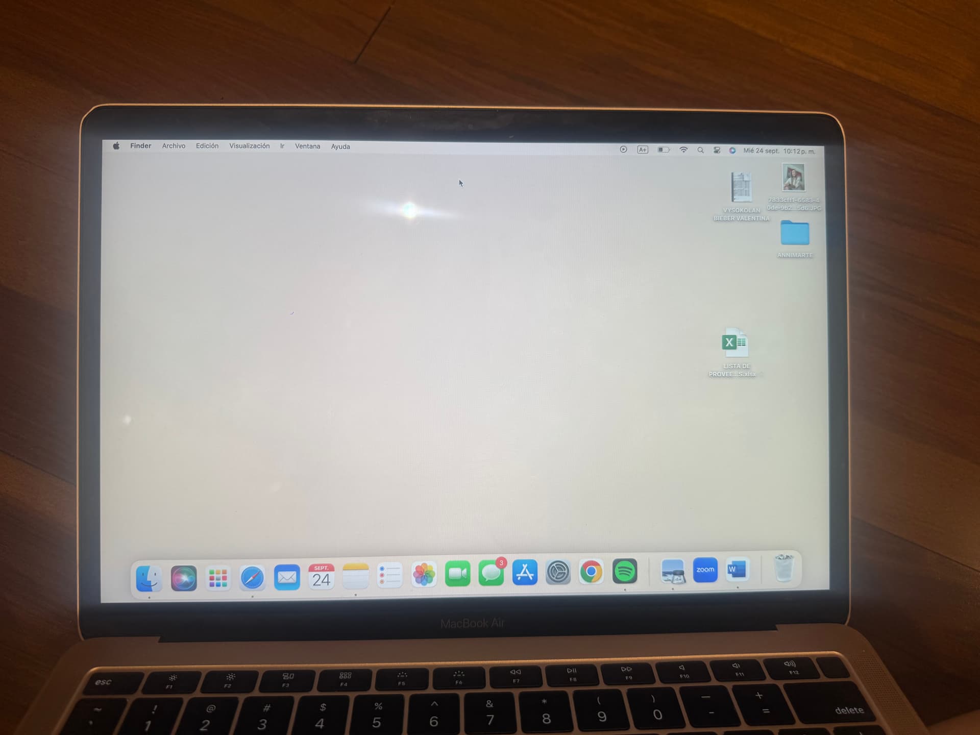 Photo by https://trato-hecho.nyc3.digitaloceanspaces.com/nextImages/(3)-macbook-air-13-156gb-1-IMG_6782.jpeg