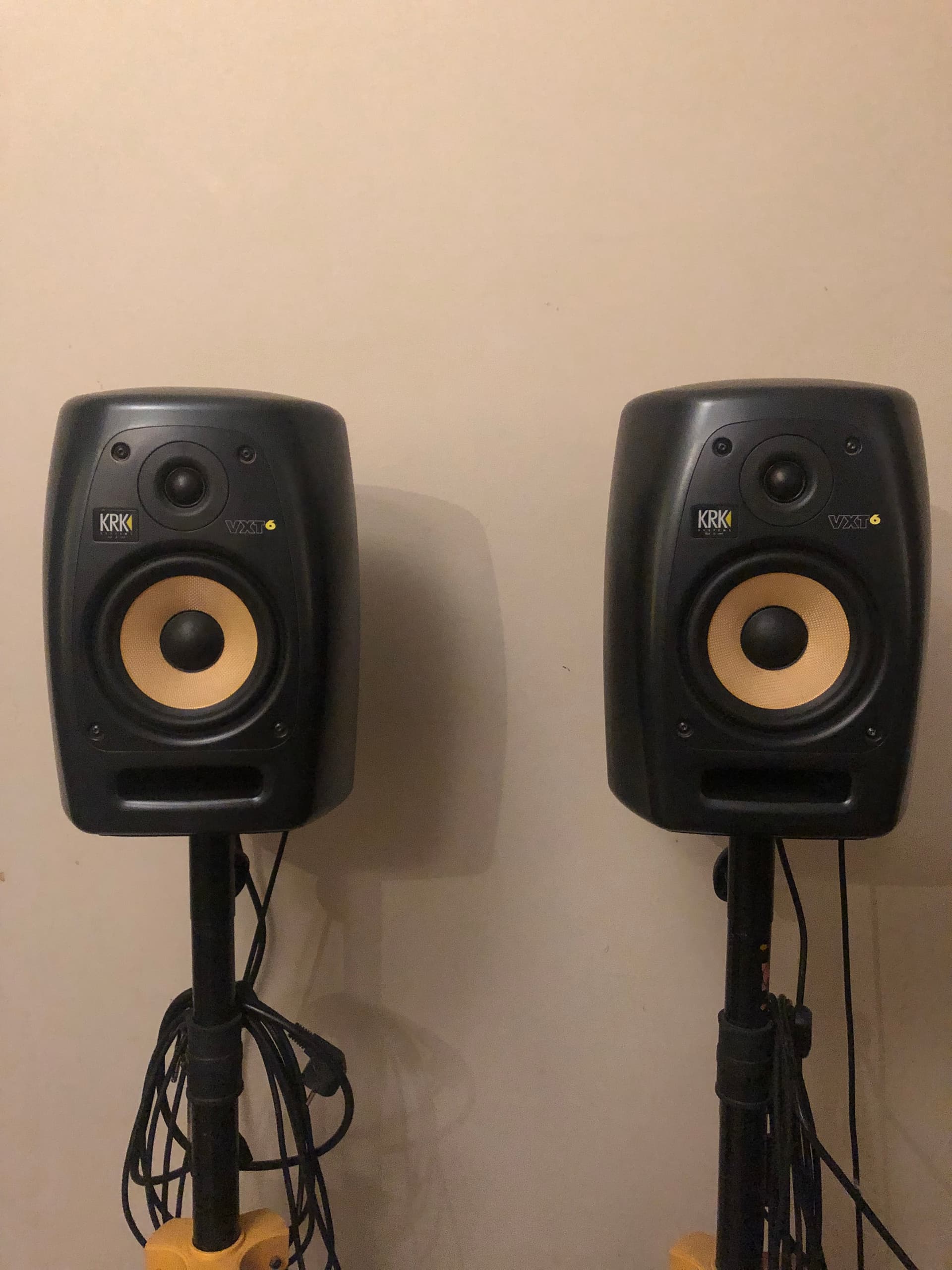 Photo by https://trato-hecho.nyc3.digitaloceanspaces.com/nextImages/(3)-monitor-krk-vxt-6-IMG_1395.jpeg