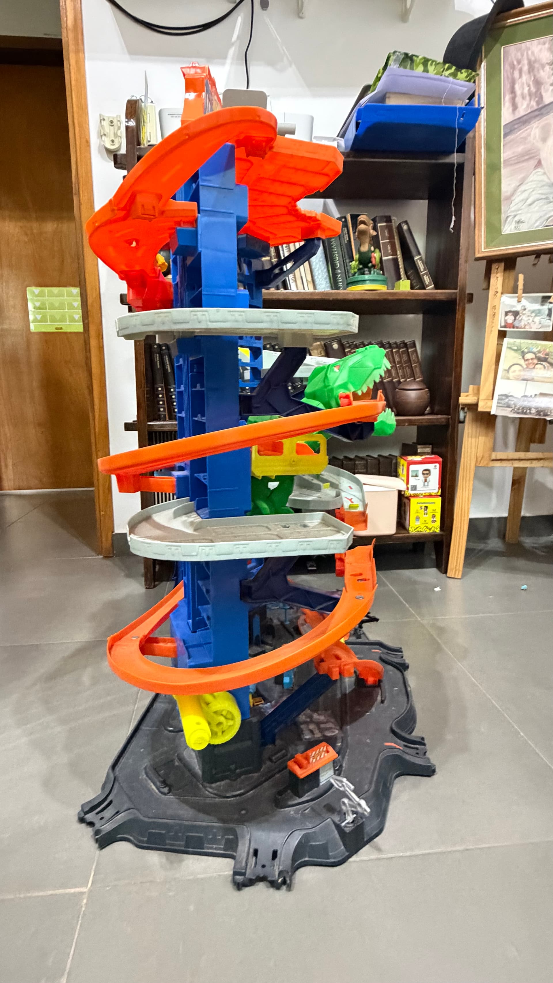 Photo by https://trato-hecho.nyc3.digitaloceanspaces.com/nextImages/(3)-pista-autos-hot-wheels-IMG_3712.jpeg