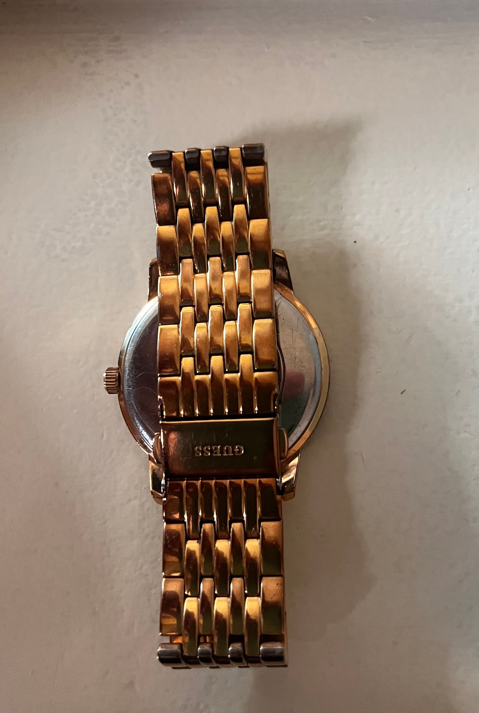 Photo by https://trato-hecho.nyc3.digitaloceanspaces.com/nextImages/(3)-reloj-dama-guess-IMG_9083.jpeg