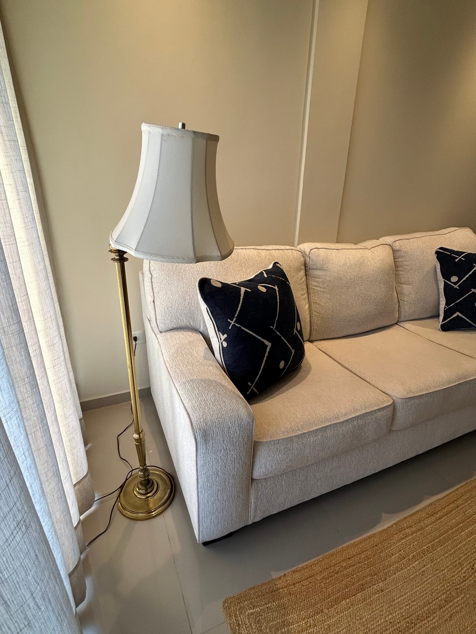 Photo by https://trato-hecho.nyc3.digitaloceanspaces.com/nextImages/(3)-sofa-ashley-furniture-IMG_5467.jpeg