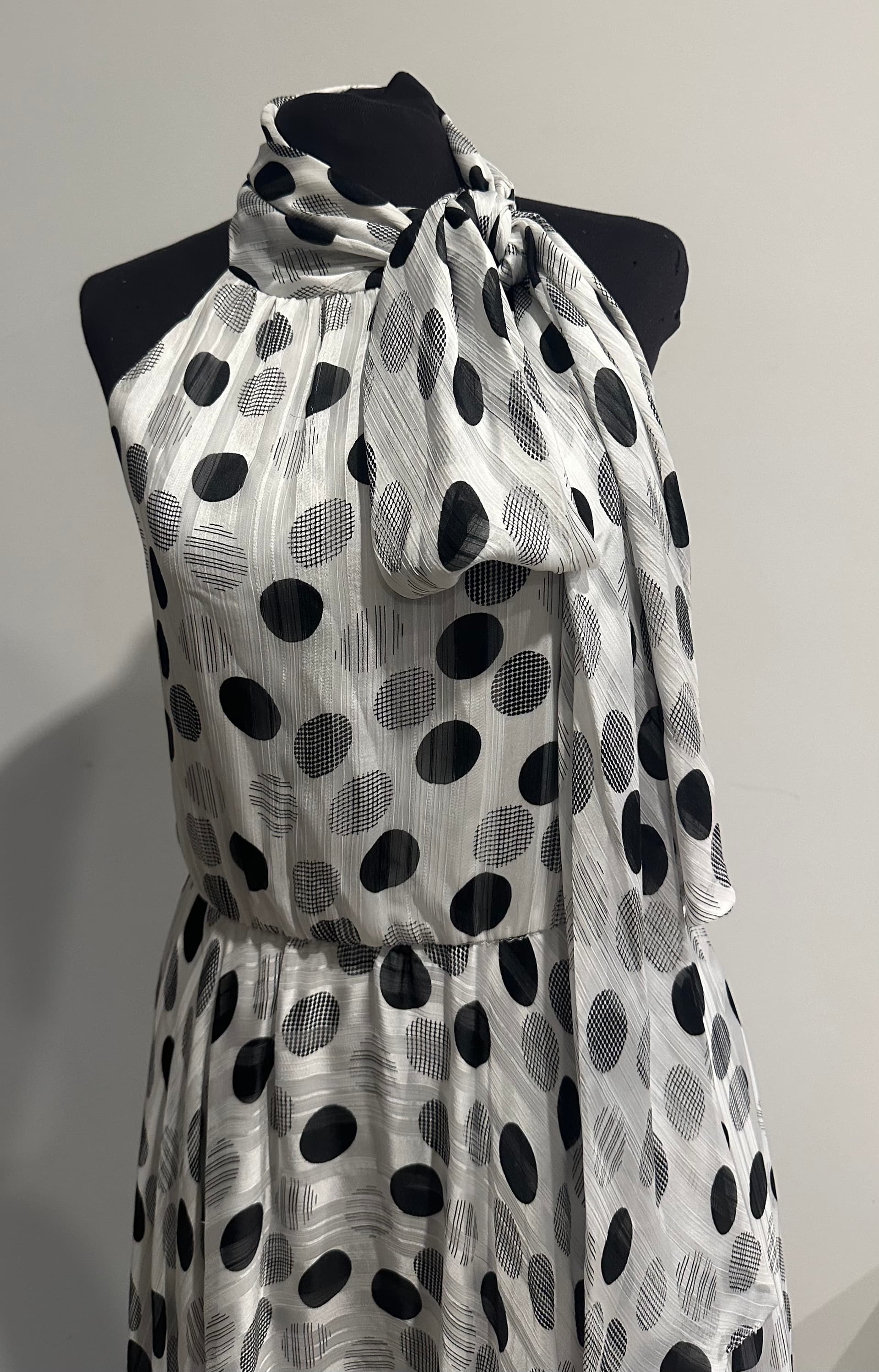 Photo by https://trato-hecho.nyc3.digitaloceanspaces.com/nextImages/(3)-vestido-de-fiesta-6-VEST MOTAS3.jpeg