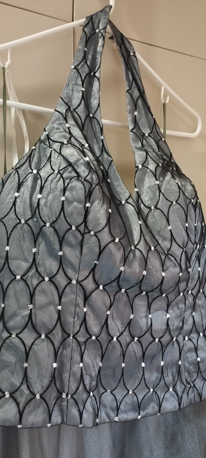 Photo by https://trato-hecho.nyc3.digitaloceanspaces.com/nextImages/(3)-vestidos-de-fiesta-gris1.jpeg