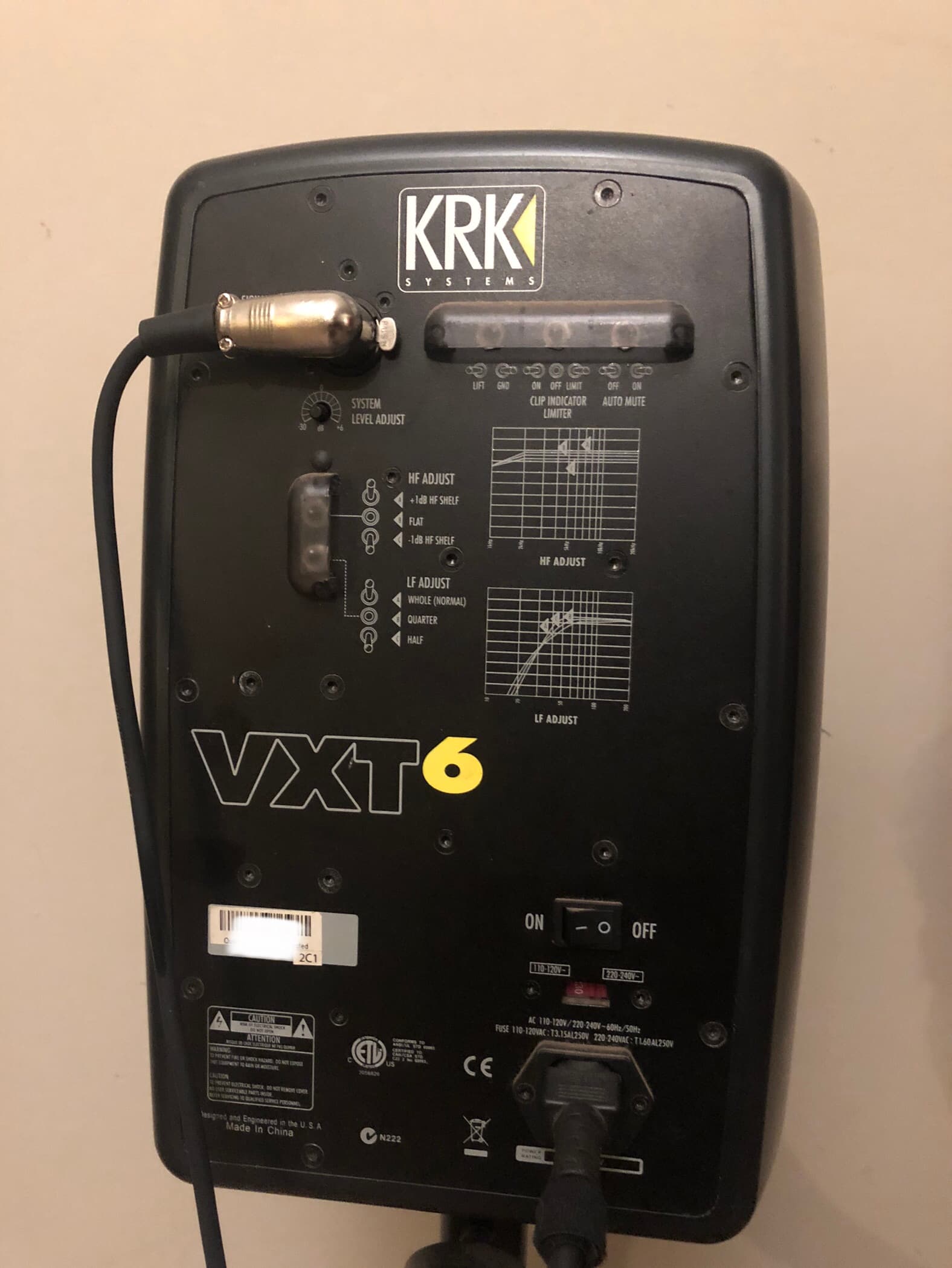 Photo by https://trato-hecho.nyc3.digitaloceanspaces.com/nextImages/(4)-monitor-krk-vxt-6-IMG_1398.jpeg