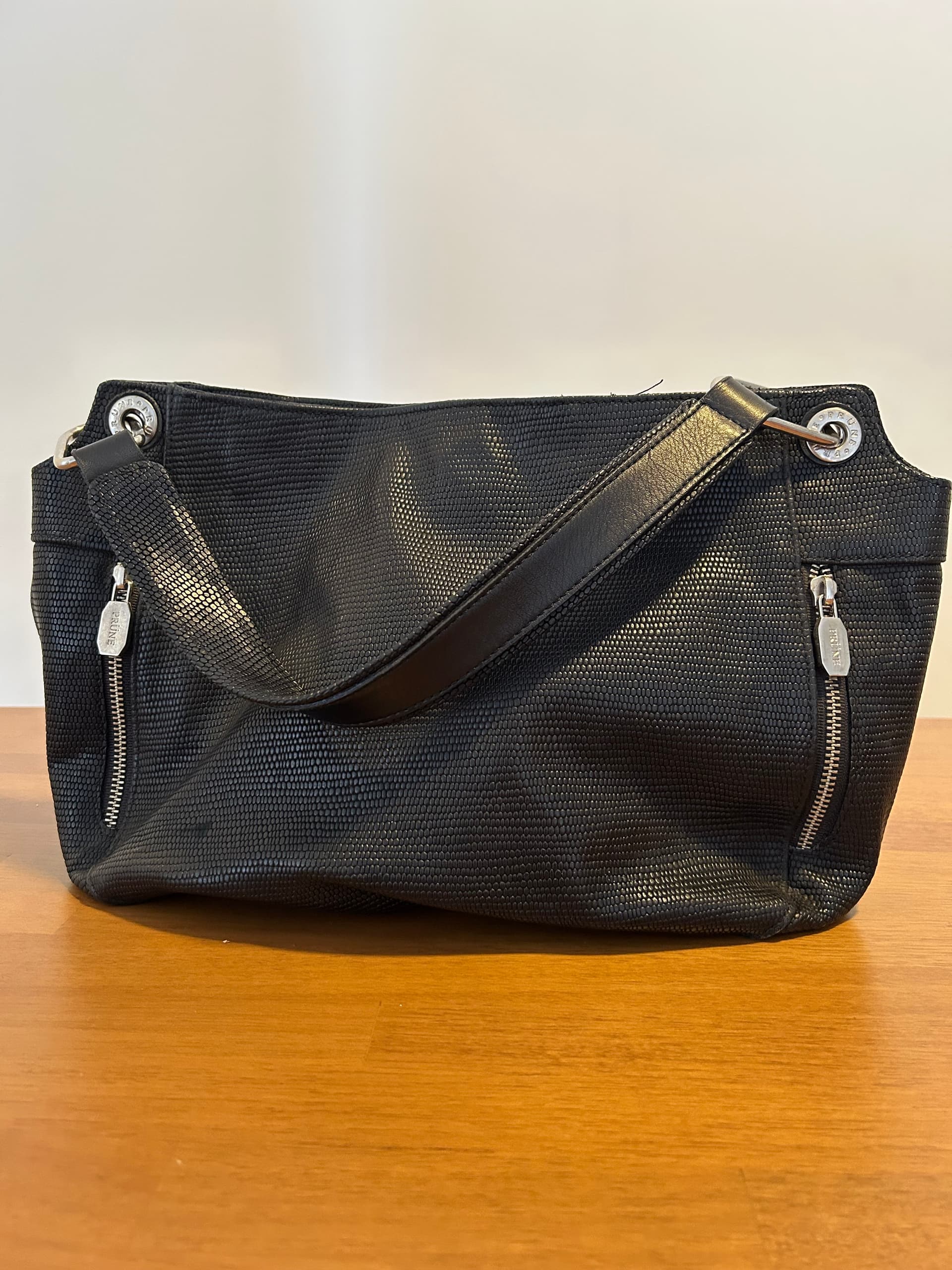 Photo by https://trato-hecho.nyc3.digitaloceanspaces.com/nextImages/(4)-remato-4-carteras-IMG_3891.jpeg