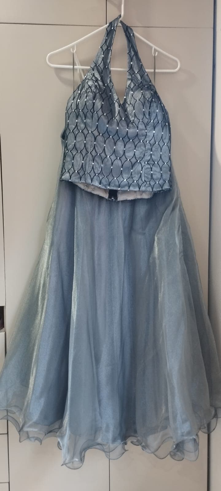 Photo by https://trato-hecho.nyc3.digitaloceanspaces.com/nextImages/(4)-vestidos-de-fiesta-gris2.jpeg