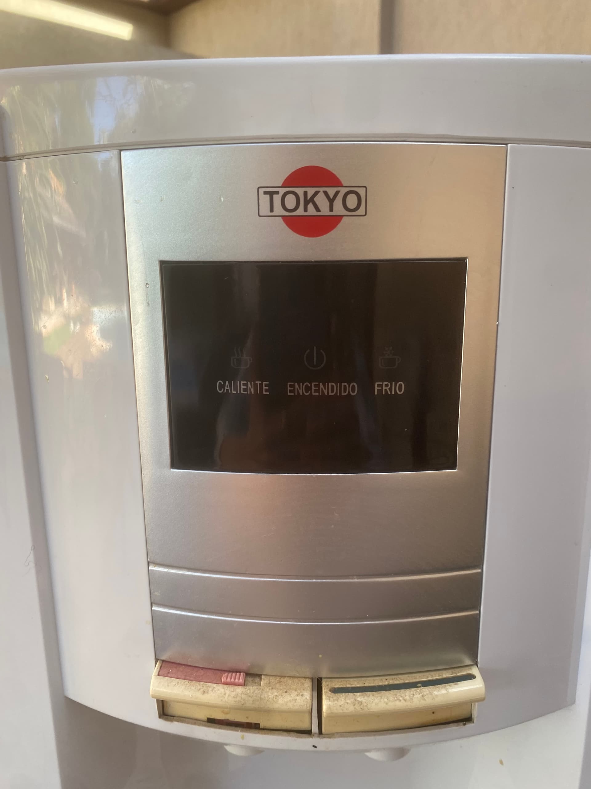 Photo by https://trato-hecho.nyc3.digitaloceanspaces.com/nextImages/(5)-bebedero-tokio-1-IMG_5236.jpeg