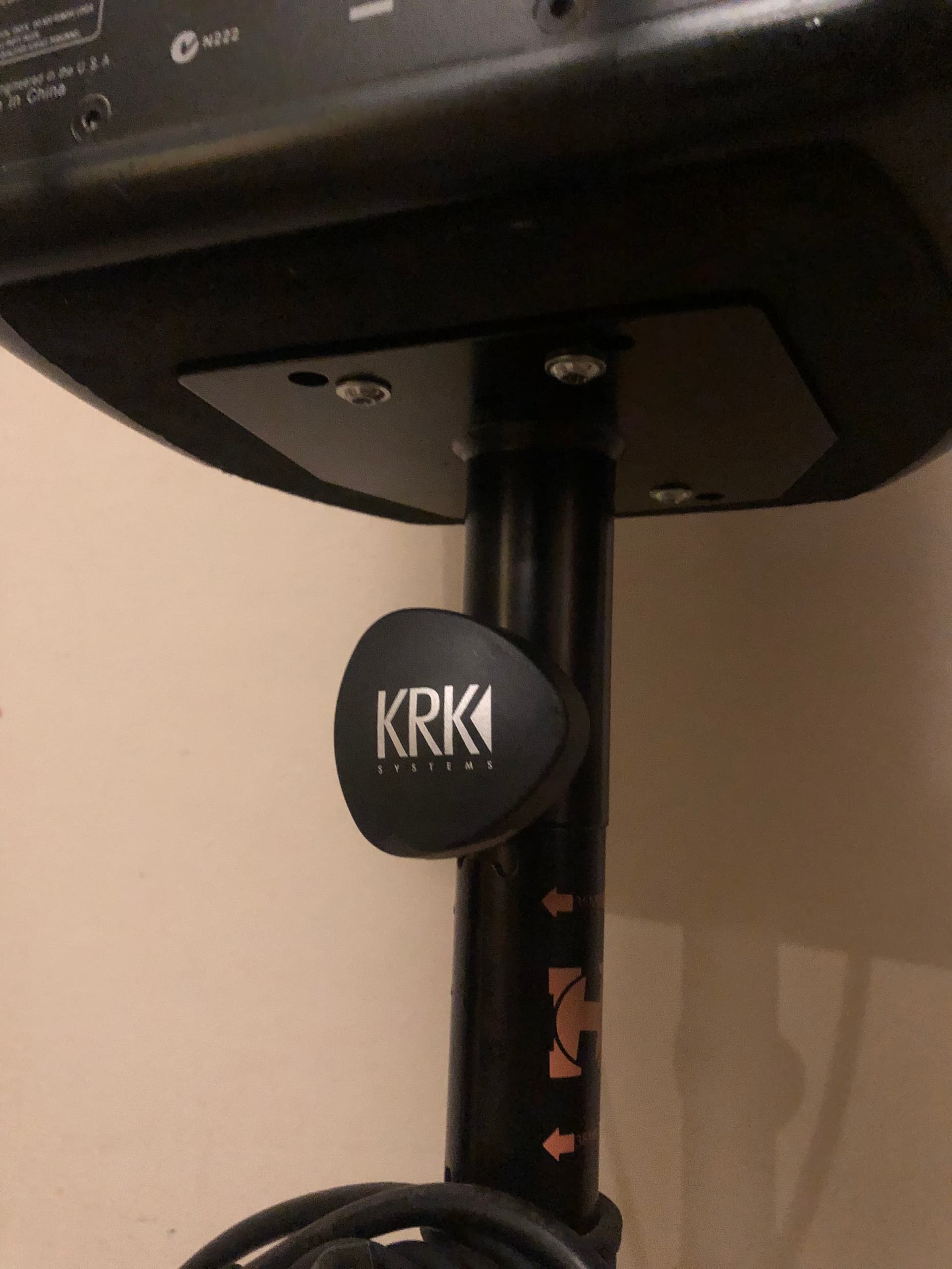 Photo by https://trato-hecho.nyc3.digitaloceanspaces.com/nextImages/(5)-monitor-krk-vxt-6-IMG_1399.jpeg
