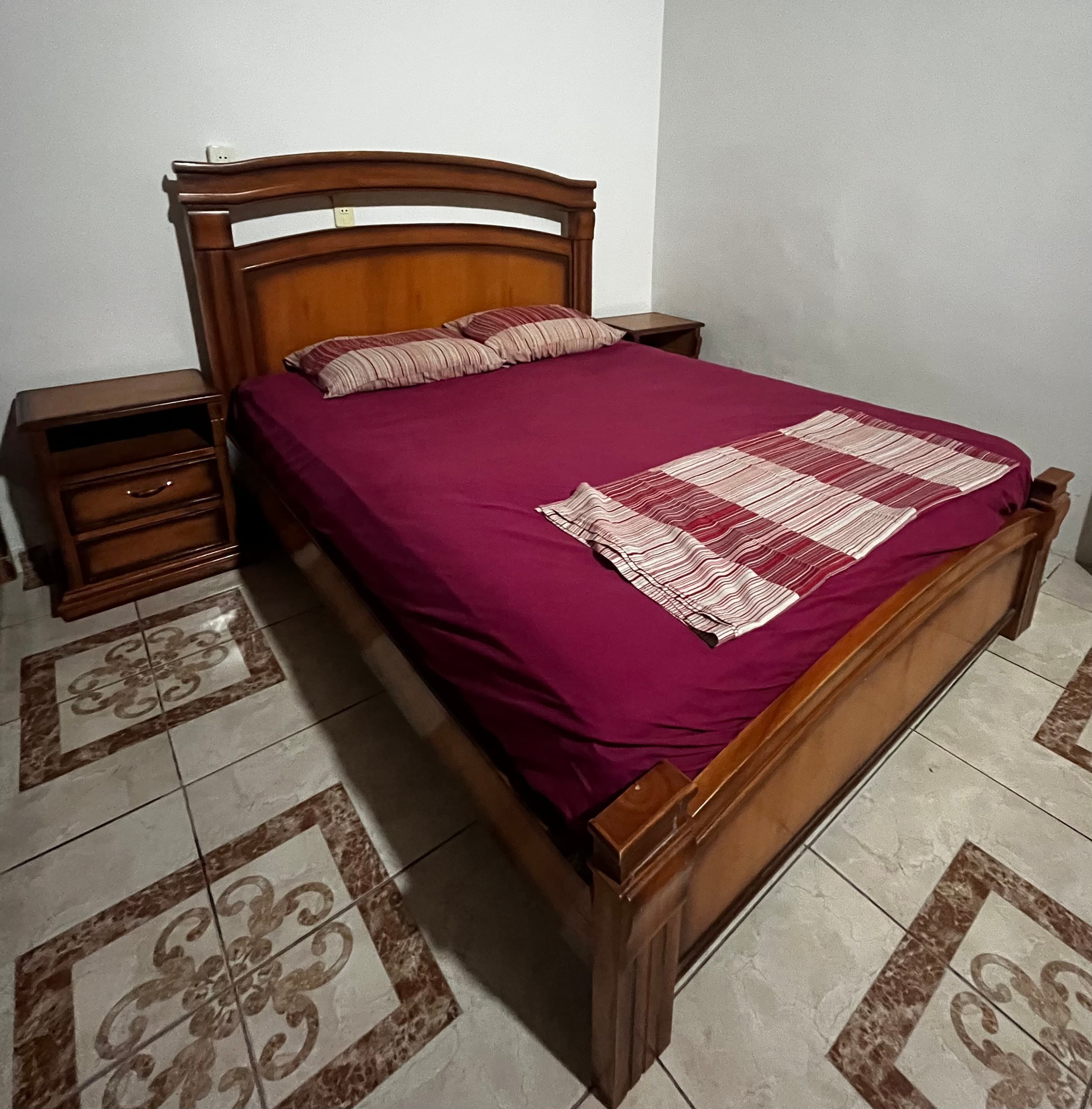 Vendo cama de madera maciza 