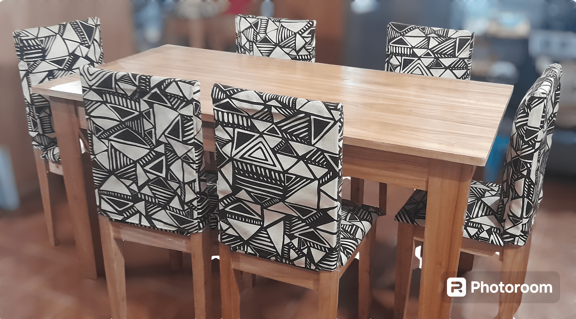 Juego de comedor con 6 sillas forradas. Madera maciza 
