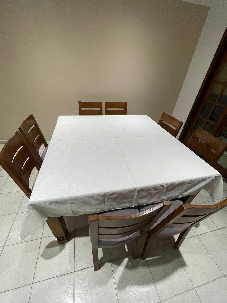 Photo by https://trato-hecho.nyc3.digitaloceanspaces.com/nextImages/af6037a3-a508-4648-80a8-a8dffa2ebda1-mesa con mantel.jpg